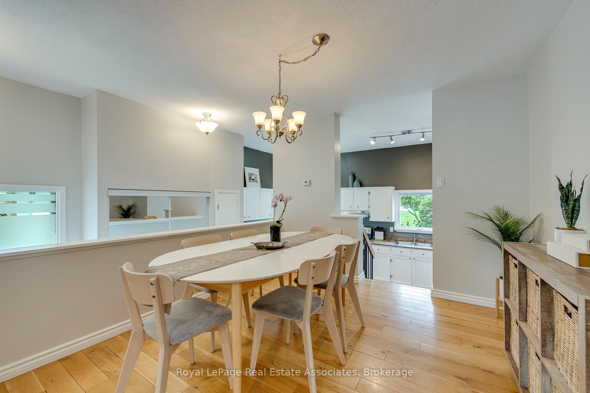 Photo 8 of 2929 Arvida Circle, Mississauga, Meadowvale — HOMEH