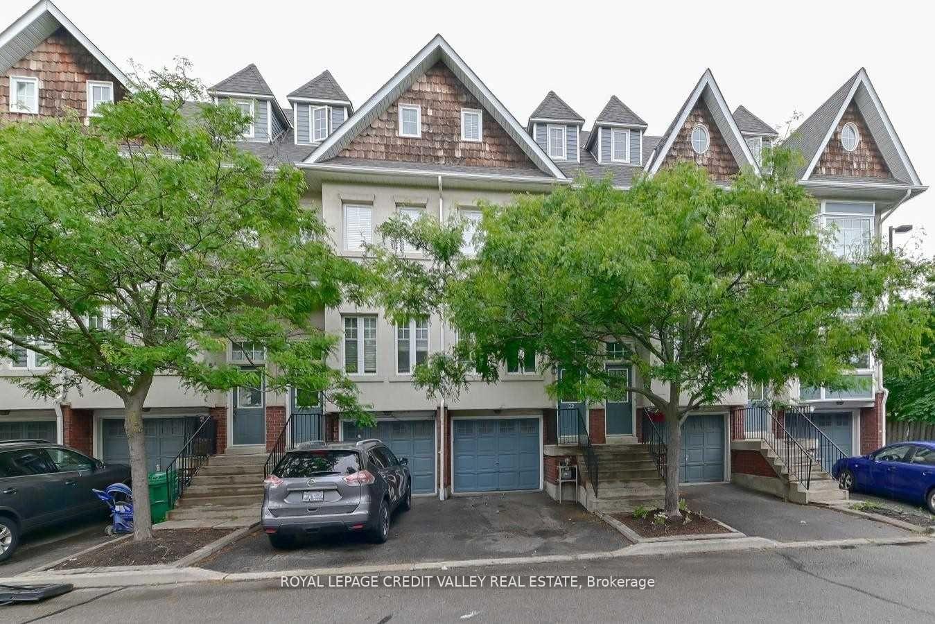 Front of Unit 39, 800 Dundas Street W