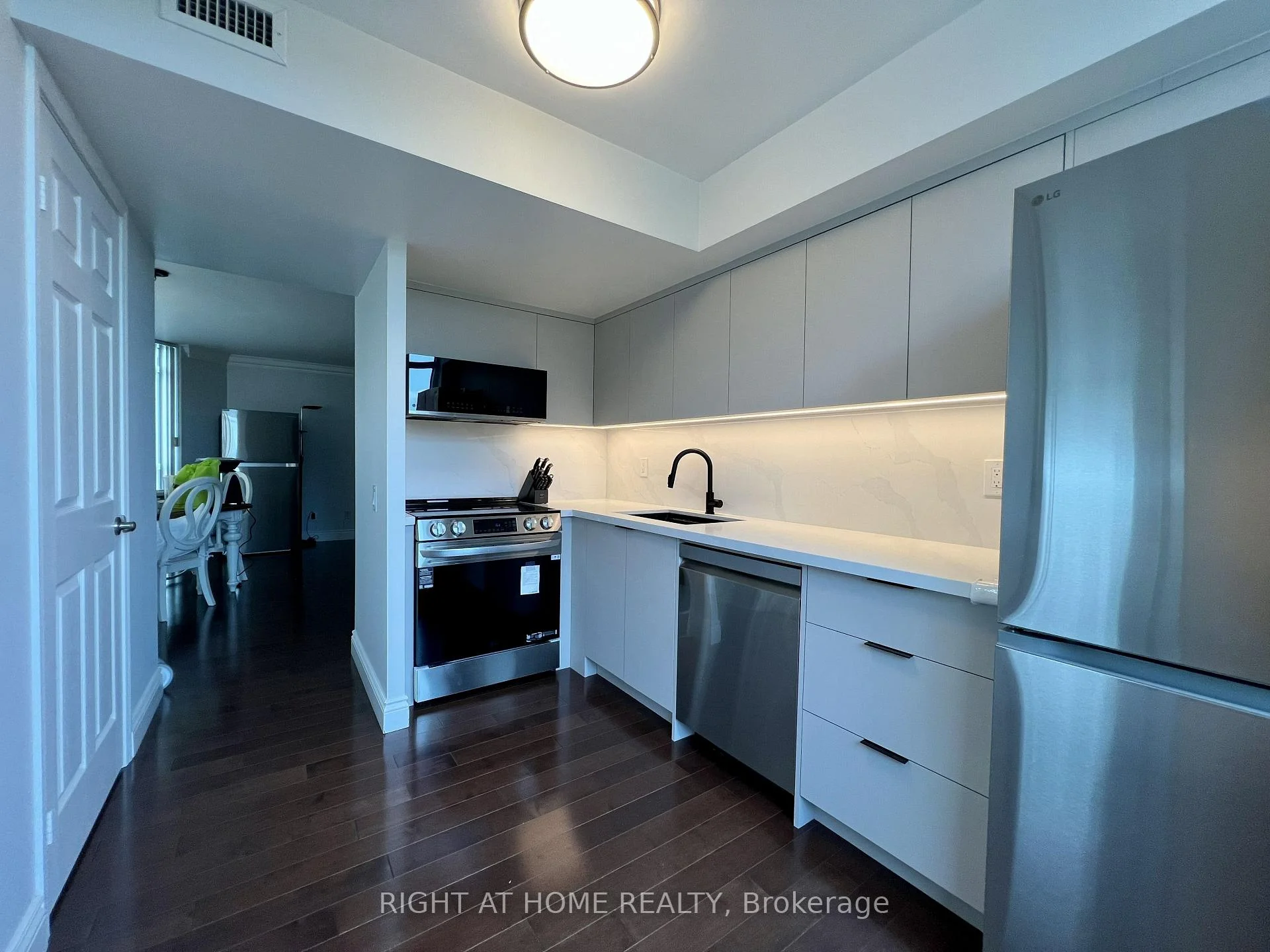 Photo 8 of Unit 702, 28 Harrison Garden Boulevard, North York, Willowdale East — HOMEH