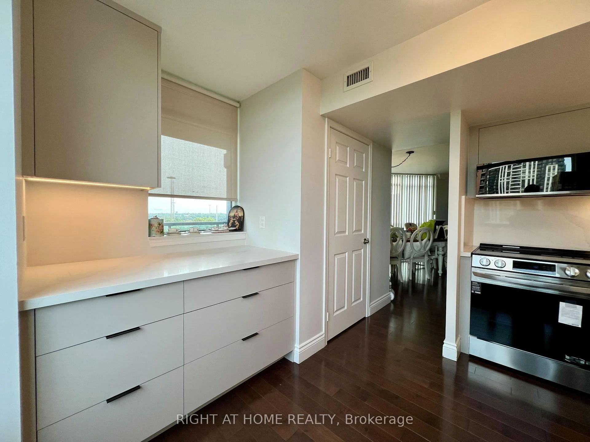 Photo 9 of Unit 702, 28 Harrison Garden Boulevard, North York, Willowdale East — HOMEH