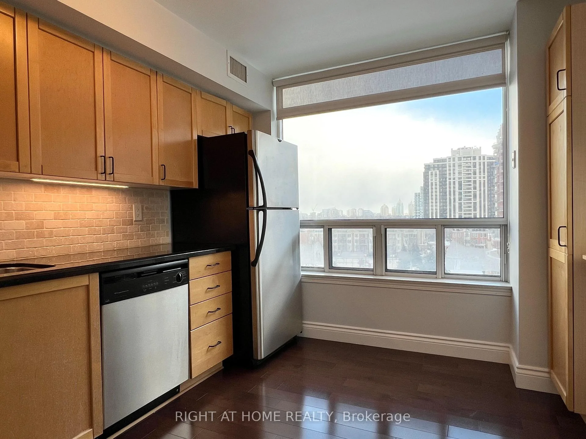 Photo 10 of Unit 702, 28 Harrison Garden Boulevard, North York, Willowdale East — HOMEH