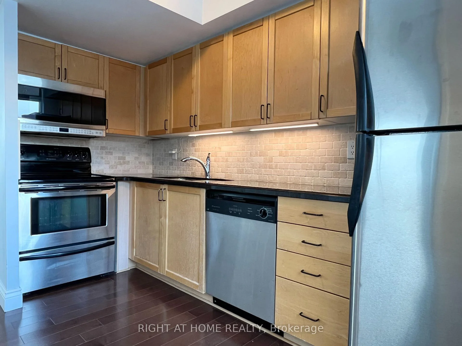 Photo 11 of Unit 702, 28 Harrison Garden Boulevard, North York, Willowdale East — HOMEH