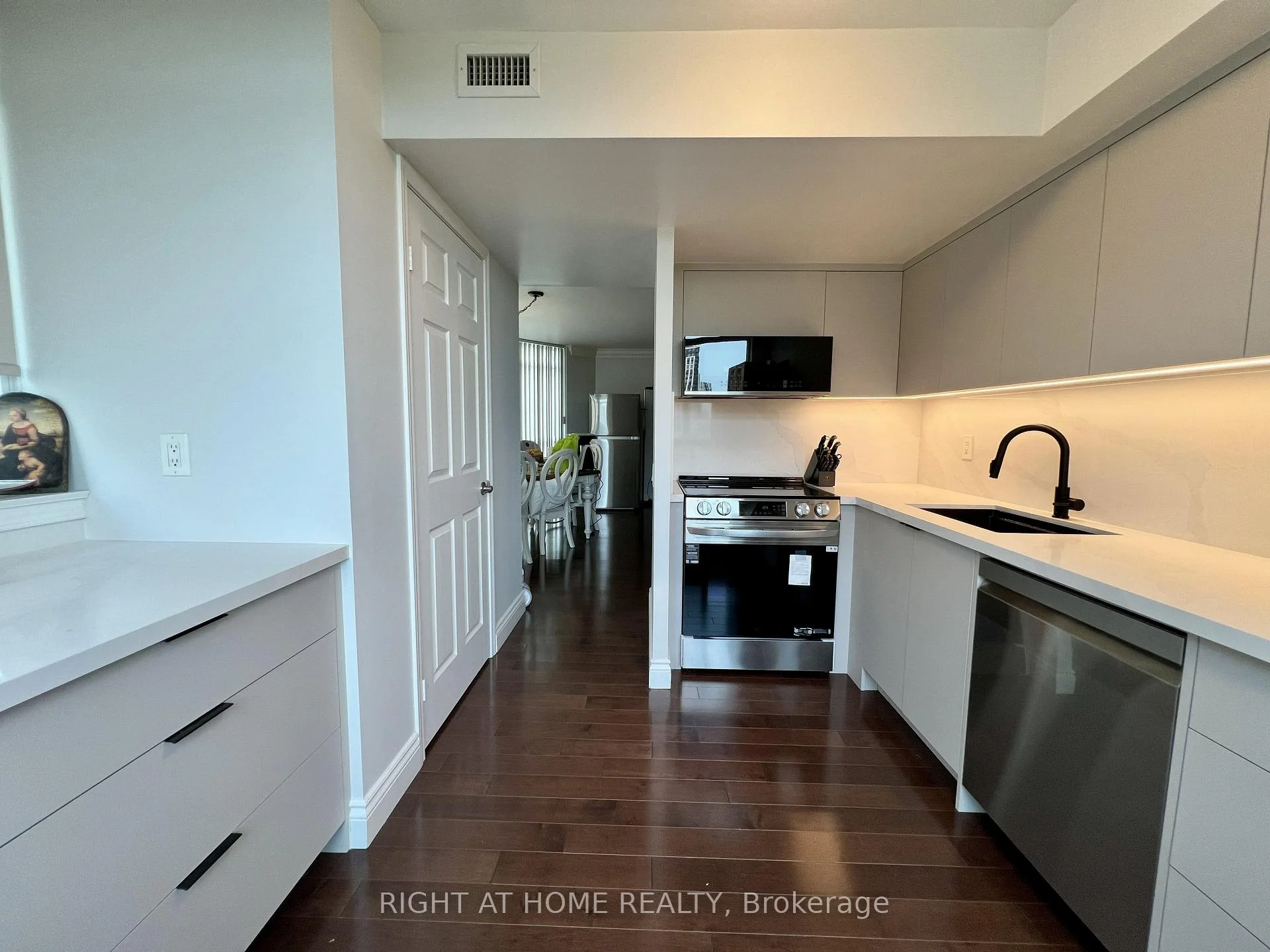 Photo 12 of Unit 702, 28 Harrison Garden Boulevard, North York, Willowdale East — HOMEH