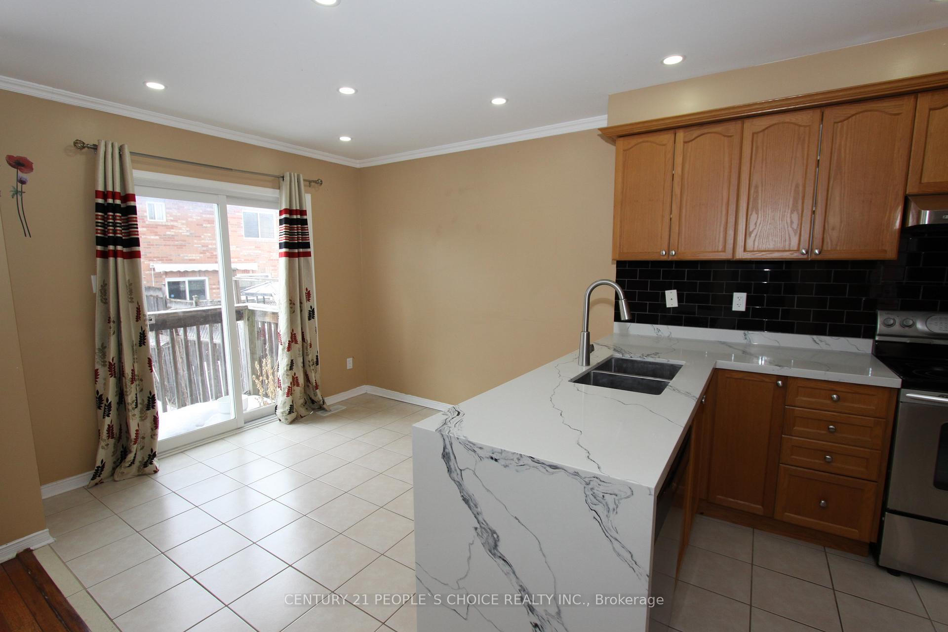 Photo 9 of 14 Thornbush Boulevard, Brampton, Fletcher's Meadow — HOMEH