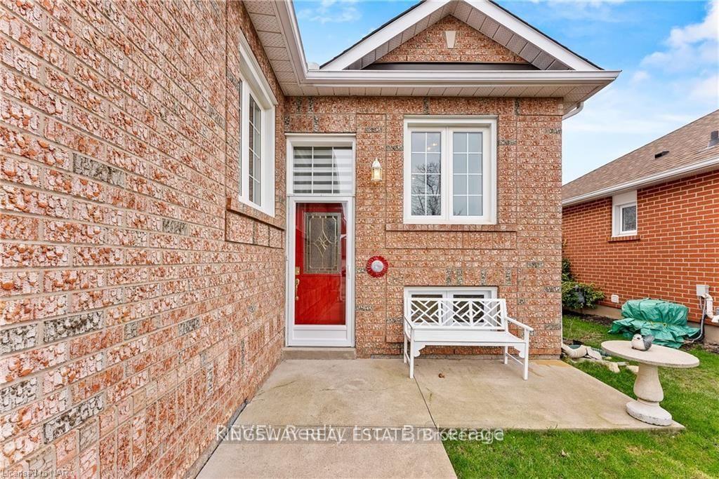 Photo 3 of 11 Jackson Court W, Welland, N. Welland — HOMEH