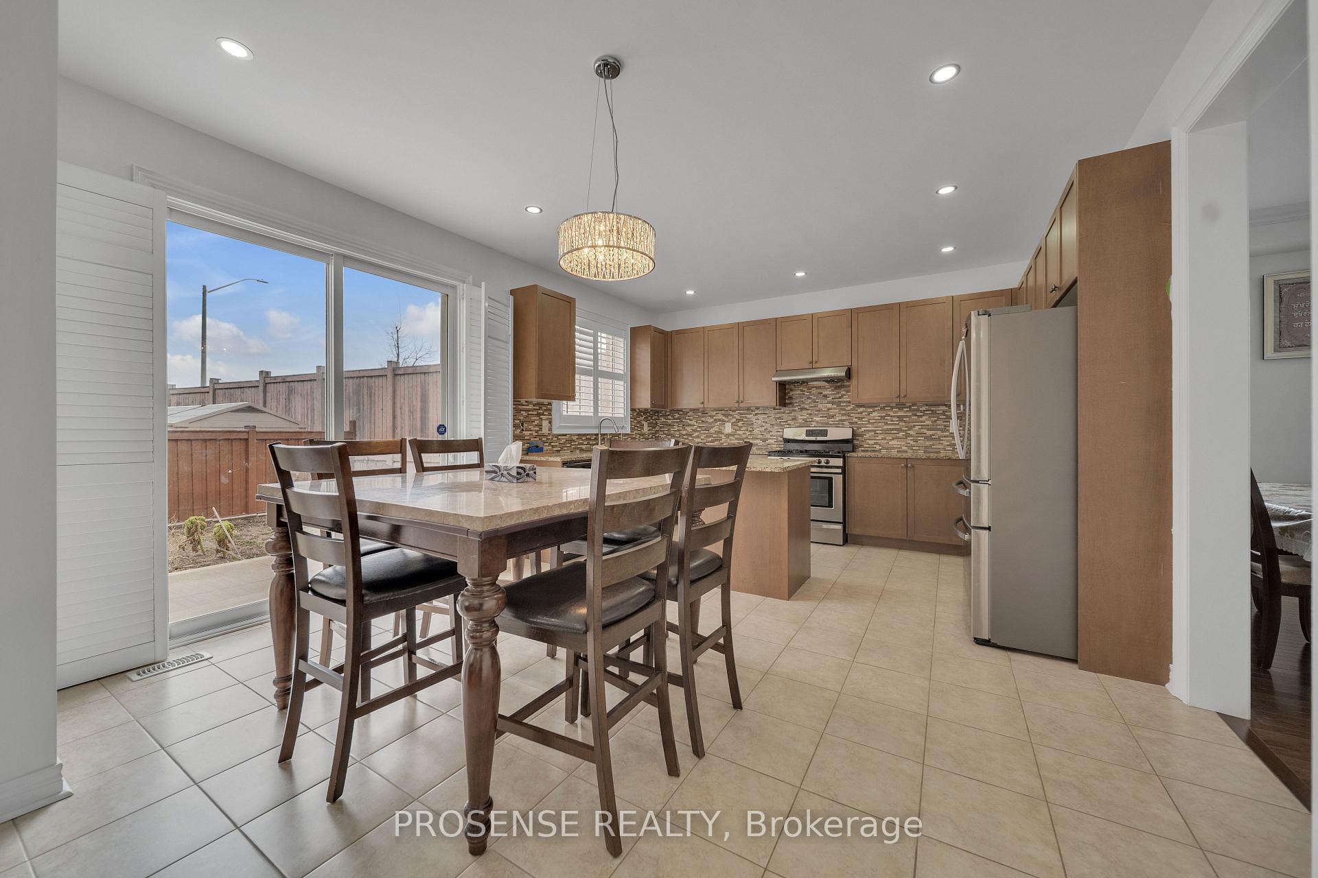 Photo 5 of 2 Timbercove Road, Brampton, Credit Valley — HOMEH