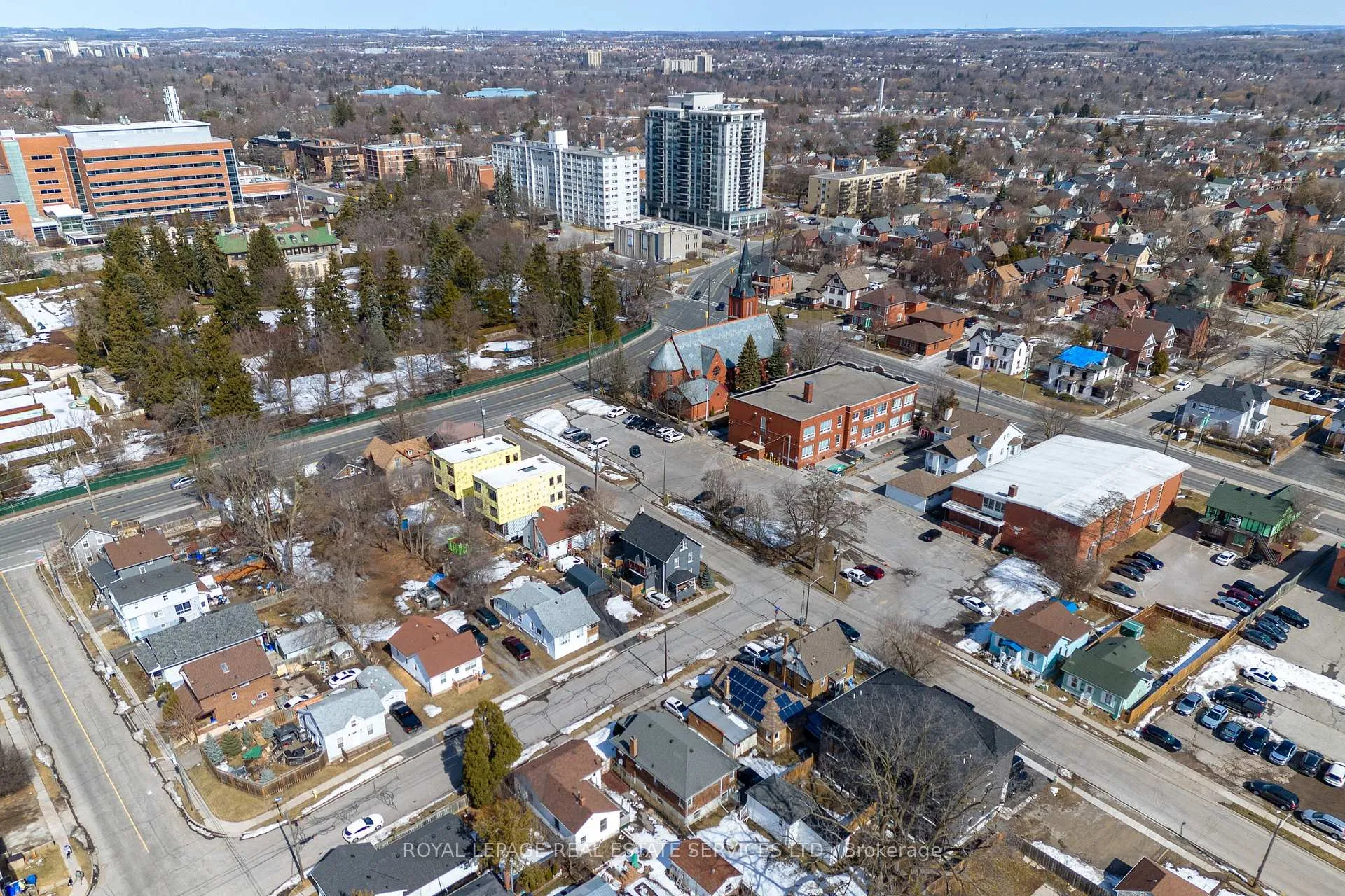 Photo 3 of 34 Elgin Street W, Oshawa, O'Neill — HOMEH