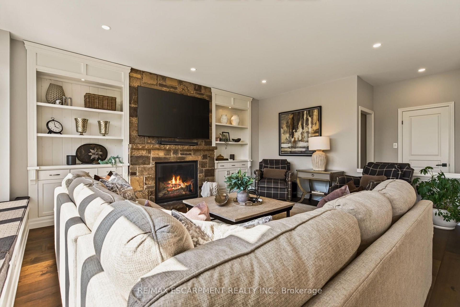Photo 15 of 116 Joshua Avenue, Hamilton, Meadowlands — HOMEH