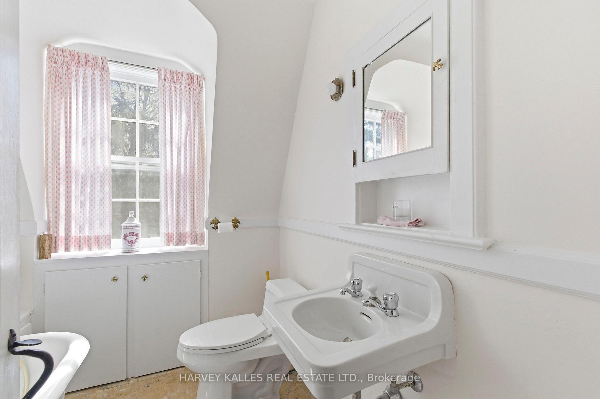 Photo 22 of 38 Donwoods Drive, North York, Bridle Path-Sunnybrook-York Mills — HOMEH