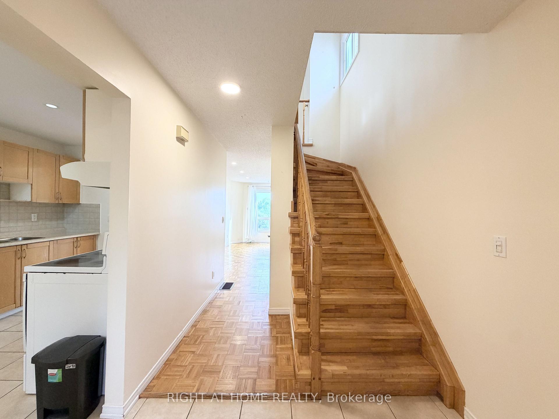 Photo 4 of 1502 O'Hara Court, Oshawa, McLaughlin — HOMEH