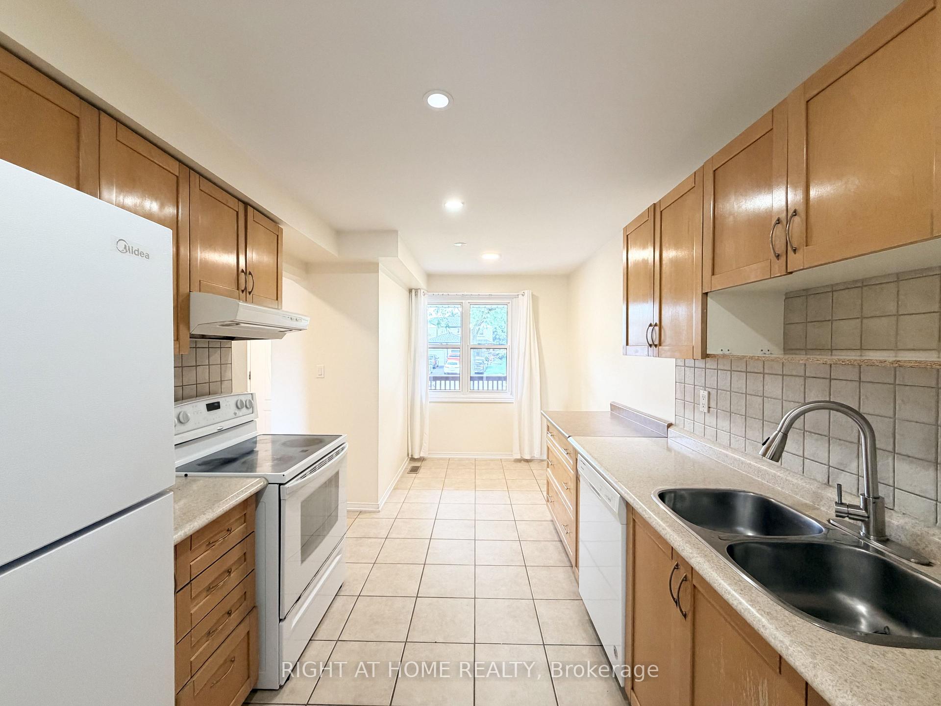 Photo 5 of 1502 O'Hara Court, Oshawa, McLaughlin — HOMEH