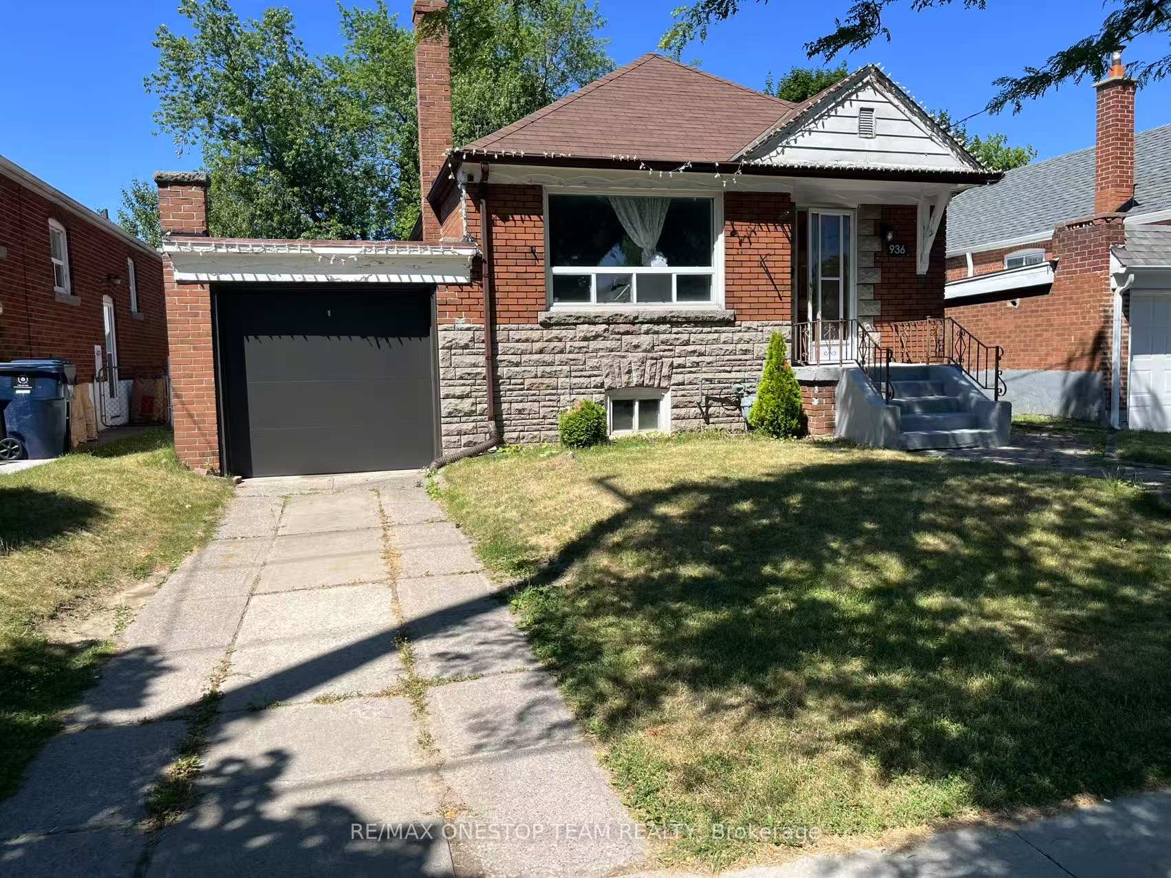 Photo 2 of 936 Pharmacy Avenue, Scarborough, Wexford-Maryvale — HOMEH