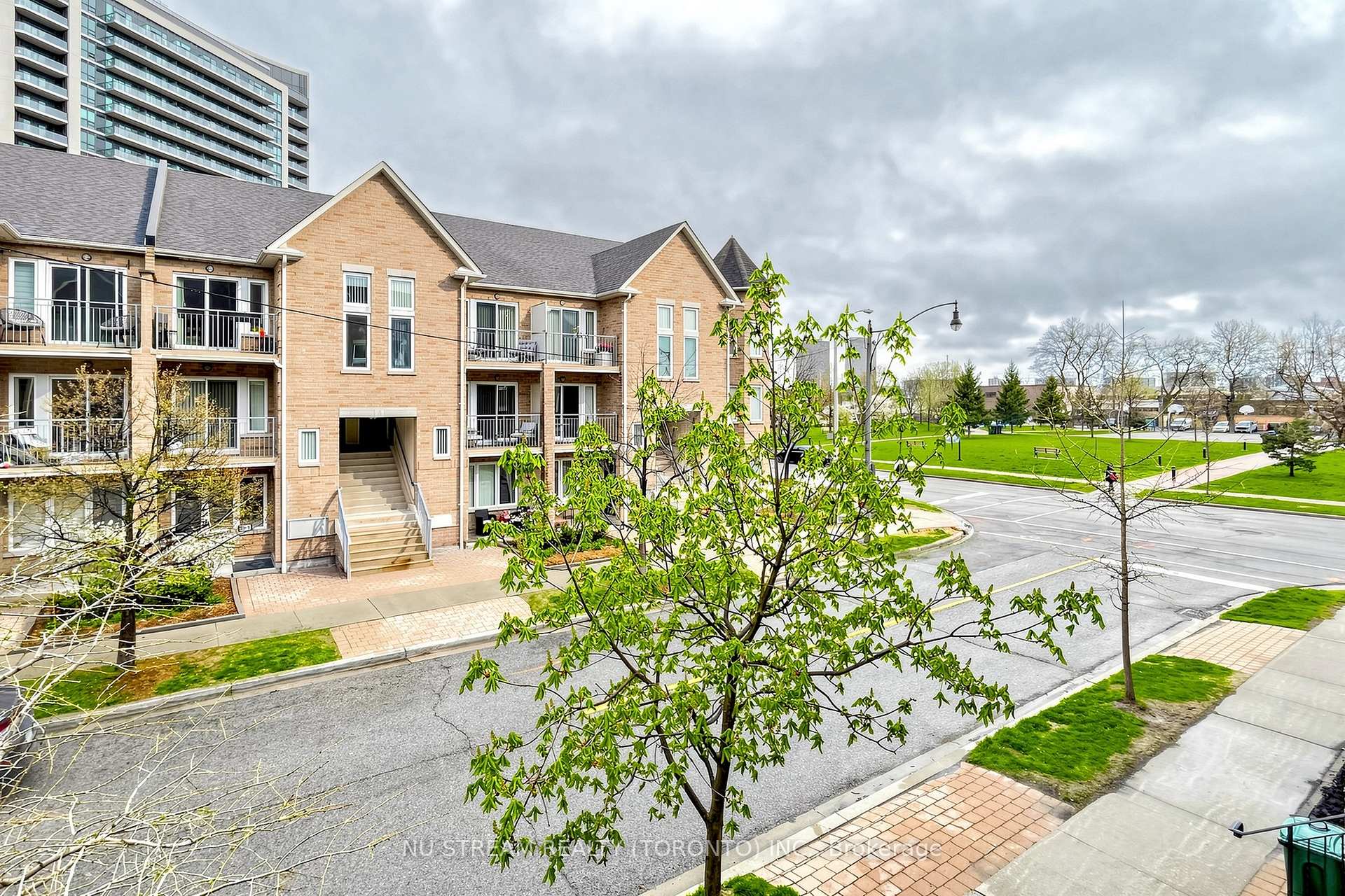 Photo 3 of Unit 201, 10 Brian Peck Crescent, Toronto, Leaside — HOMEH