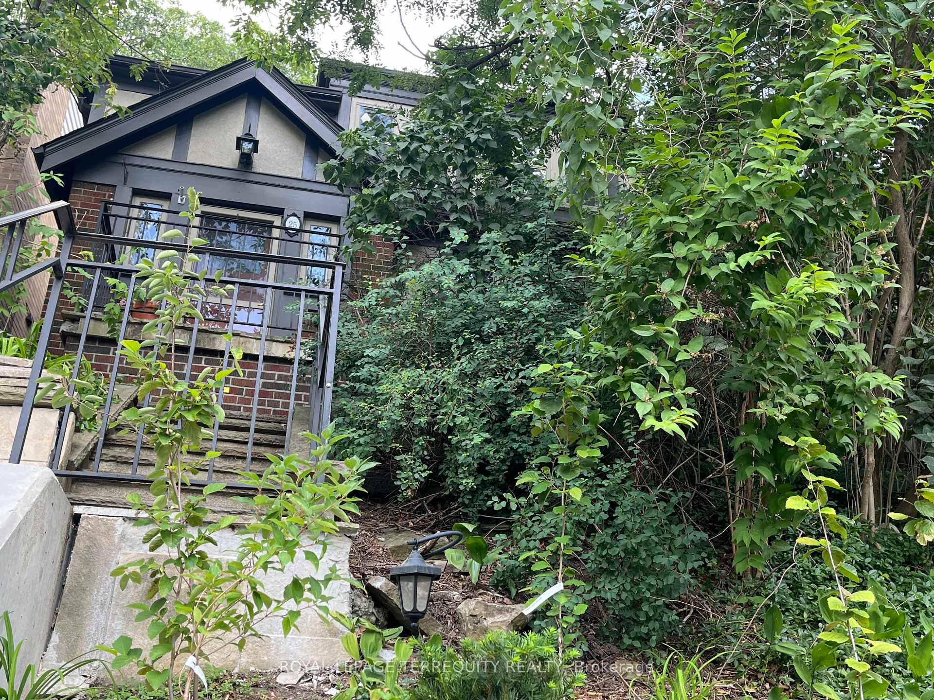 Photo 2 of 25 Halford Avenue, Toronto, Lambton Baby Point — HOMEH