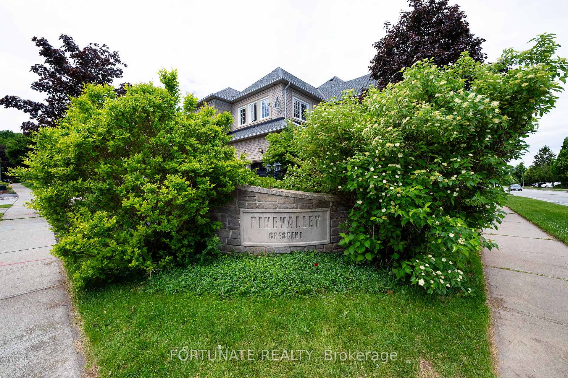Photo 1 of 2071 Pinevalley Crescent, Oakville, Joshua Creek — HOMEH
