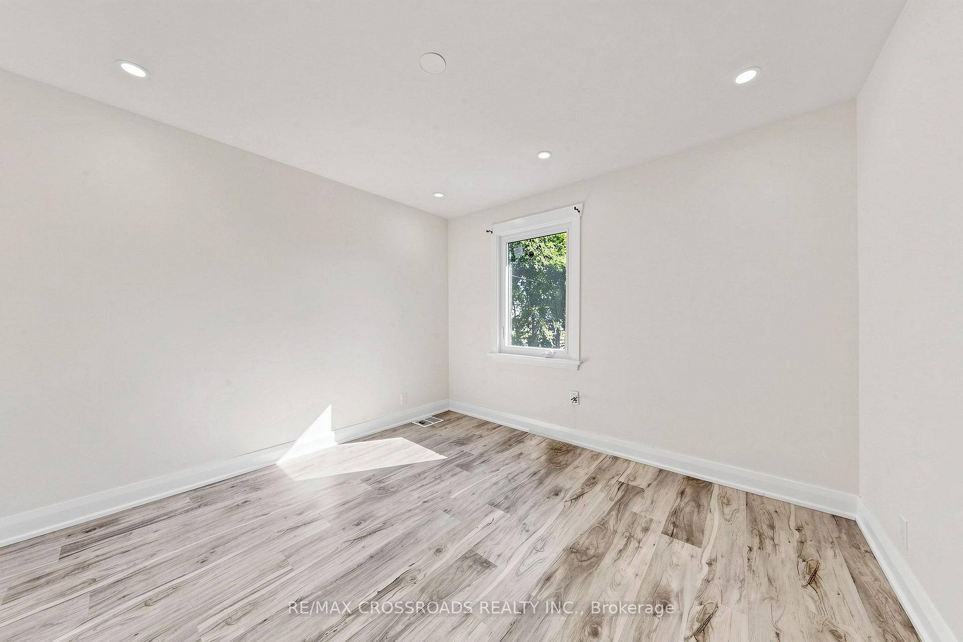 Photo 5 of 1496 Simcoe Street N, Oshawa, Samac — HOMEH