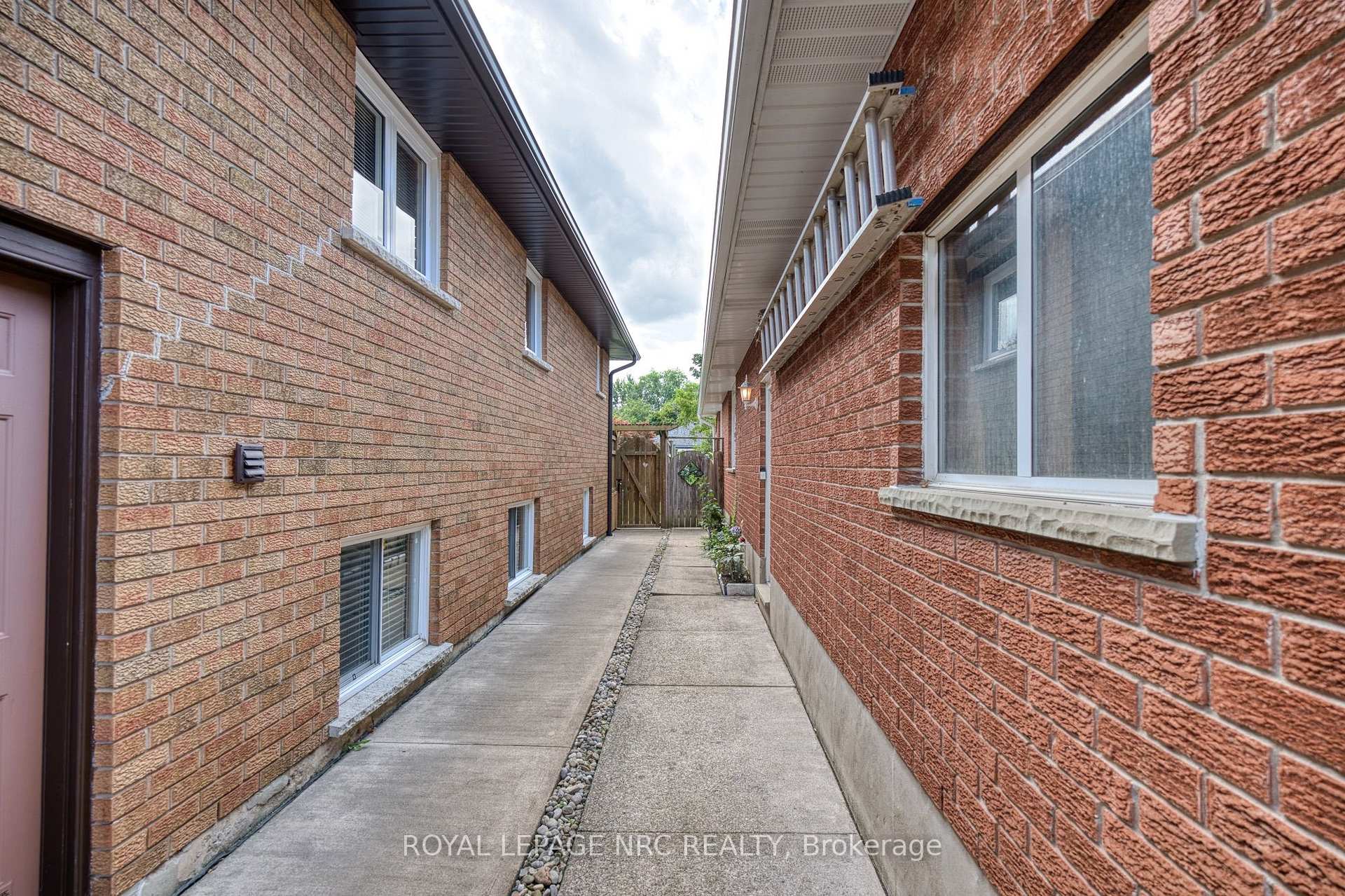 Photo 8 of 7030 Harovics Lane, Niagara Falls, Arad/Fallsview — HOMEH