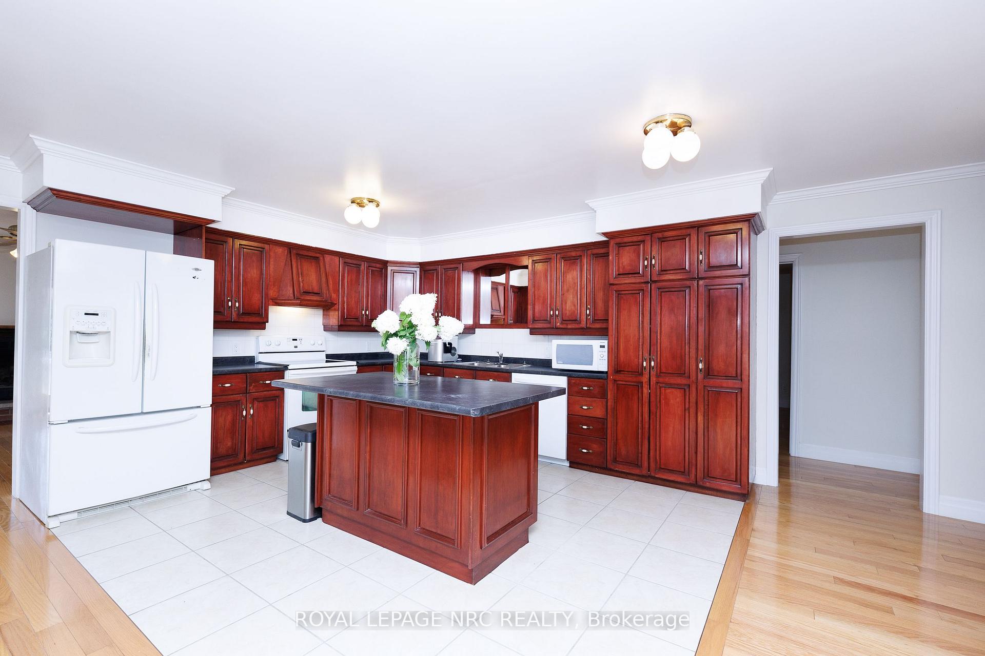 Photo 21 of 7030 Harovics Lane, Niagara Falls, Arad/Fallsview — HOMEH