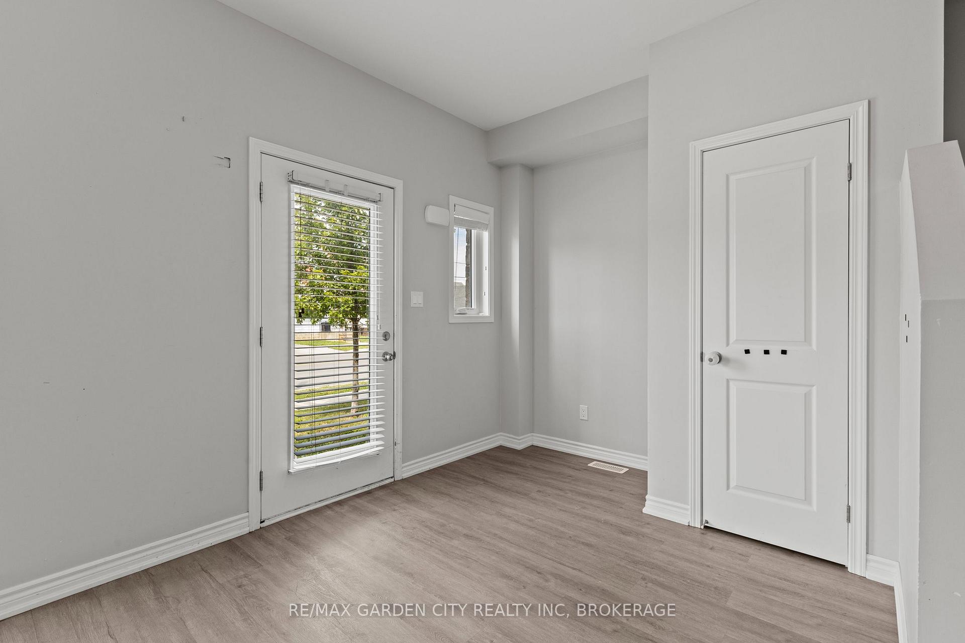 Photo 4 of Unit 8, 182 Broadway Lane, Welland, Broadway — HOMEH