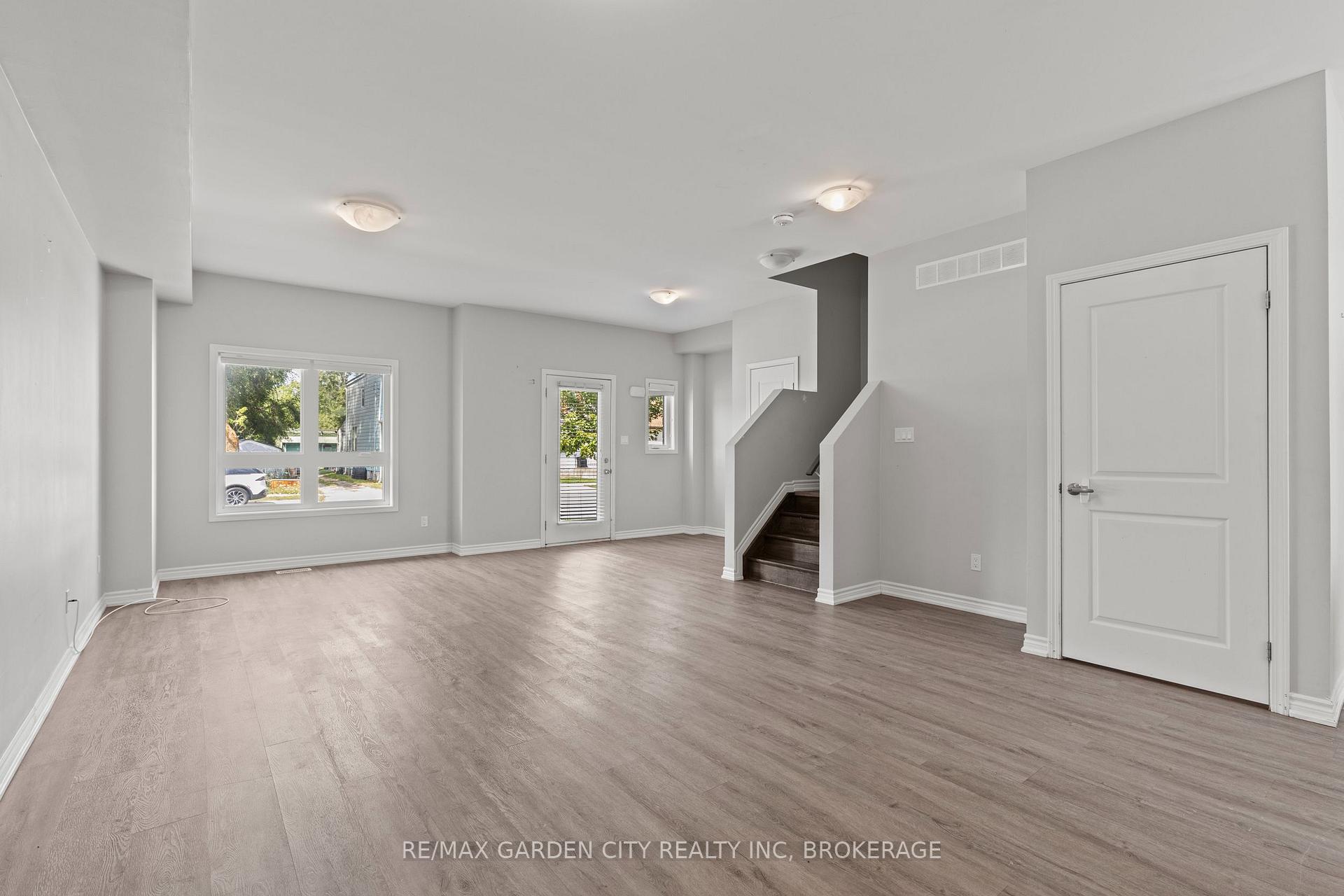 Photo 7 of Unit 8, 182 Broadway Lane, Welland, Broadway — HOMEH