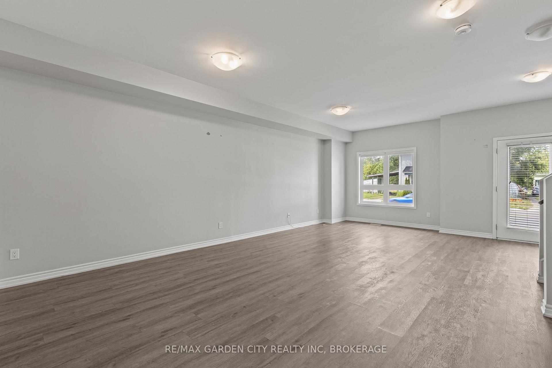 Photo 8 of Unit 8, 182 Broadway Lane, Welland, Broadway — HOMEH