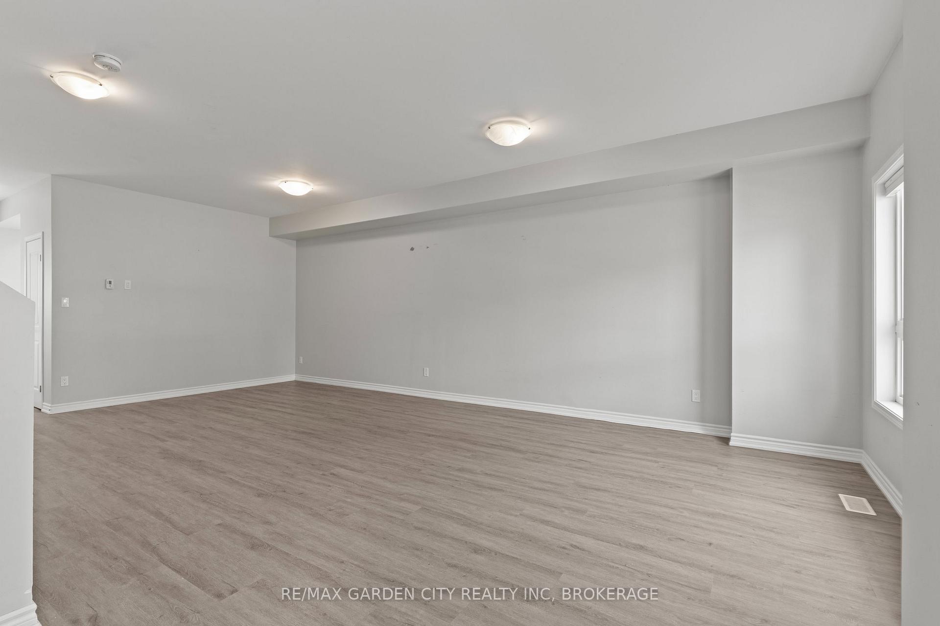 Photo 9 of Unit 8, 182 Broadway Lane, Welland, Broadway — HOMEH