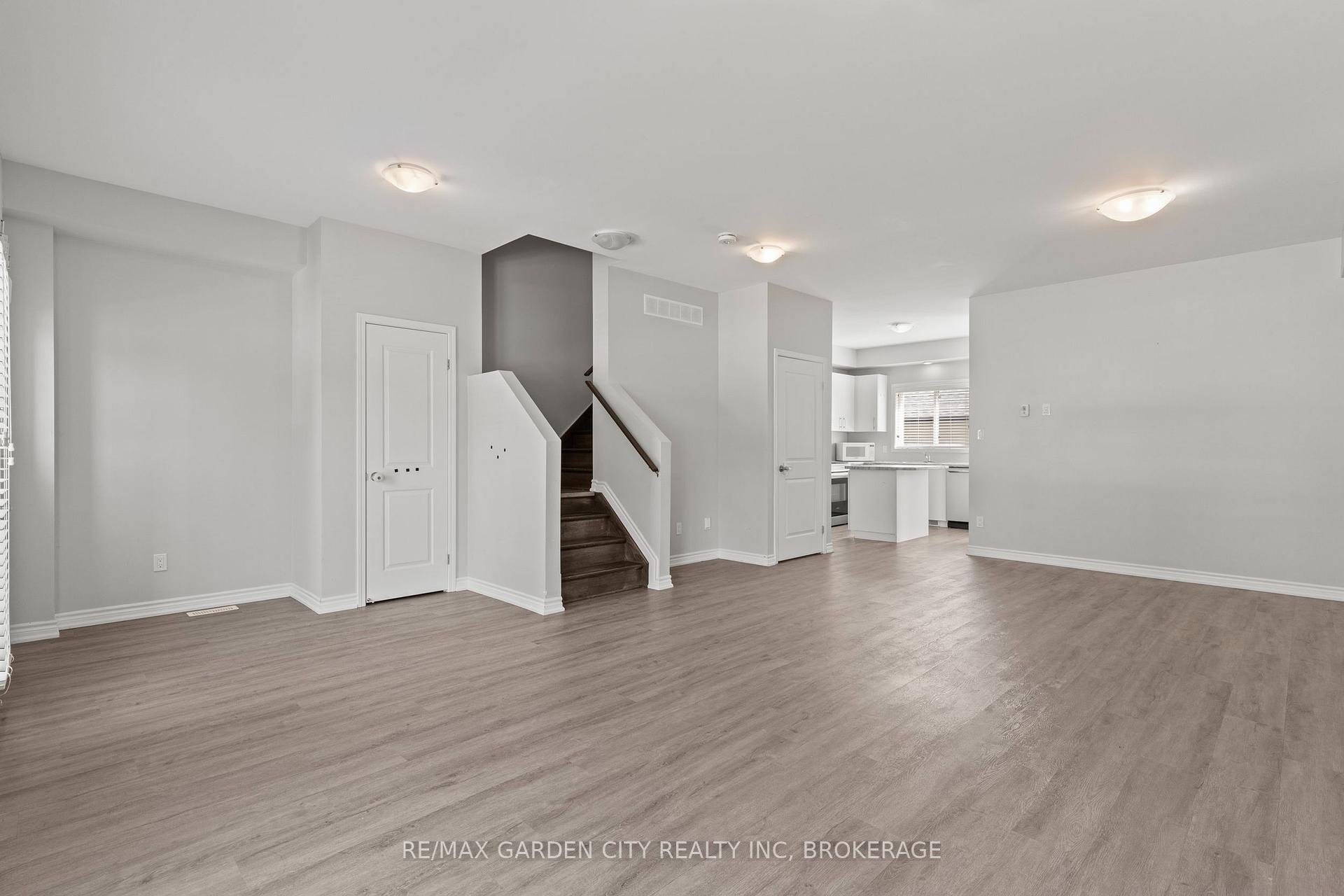 Photo 10 of Unit 8, 182 Broadway Lane, Welland, Broadway — HOMEH