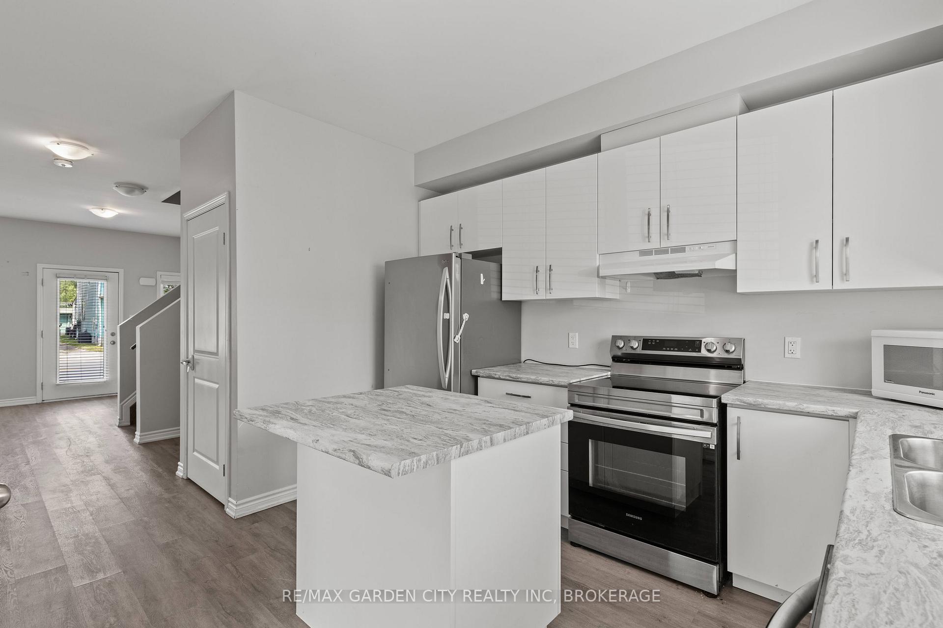 Photo 11 of Unit 8, 182 Broadway Lane, Welland, Broadway — HOMEH