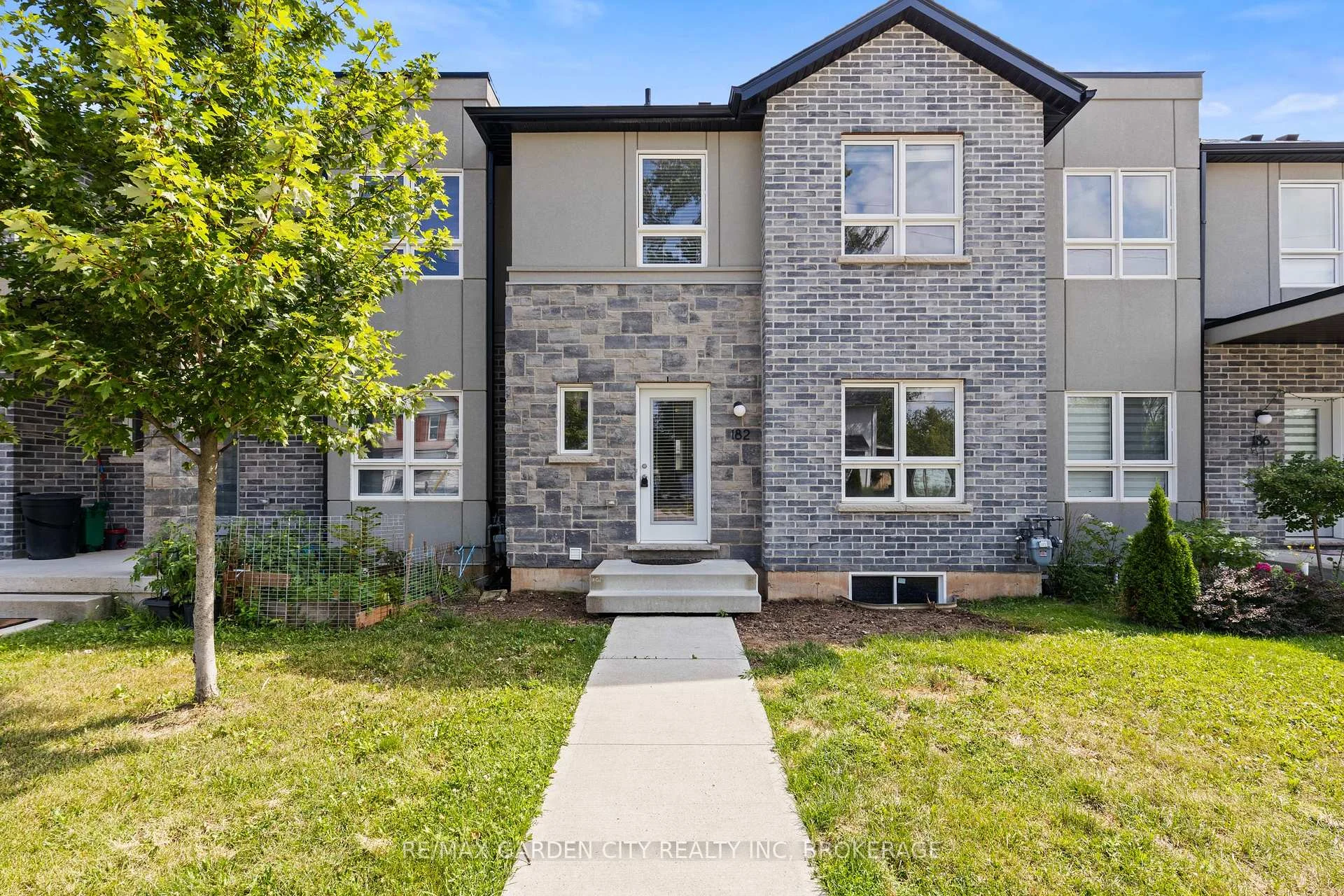 Photo 3 of Unit 8, 182 Broadway Lane, Welland, Broadway — HOMEH
