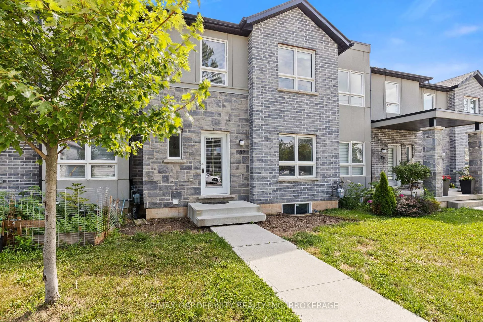 Photo 6 of Unit 8, 182 Broadway Lane, Welland, Broadway — HOMEH