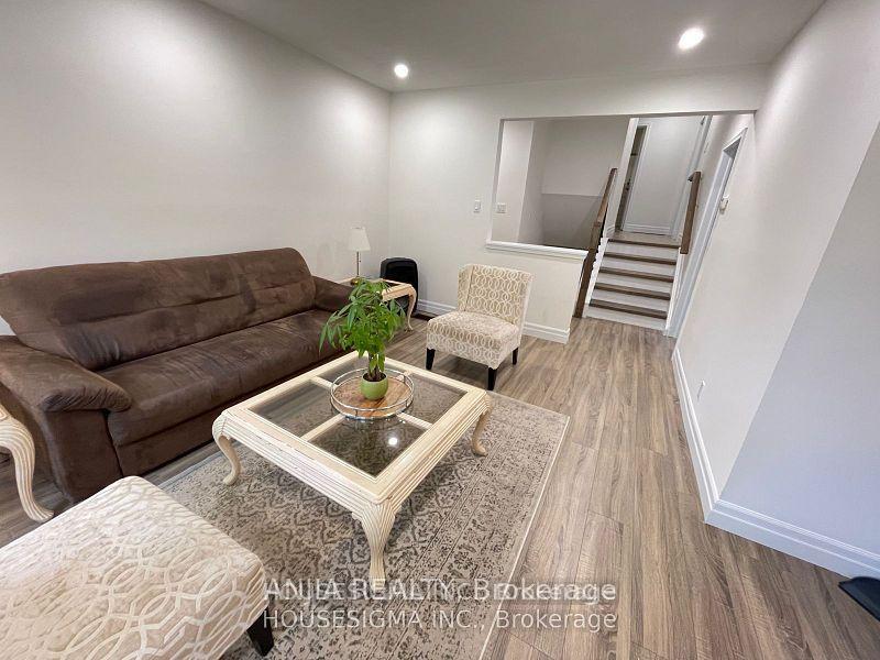 Photo 2 of 46 Seaton Drive W, Aurora, Aurora Highlands — HOMEH