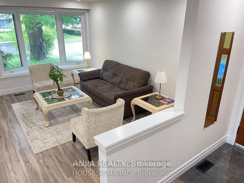 Photo 3 of 46 Seaton Drive W, Aurora, Aurora Highlands — HOMEH