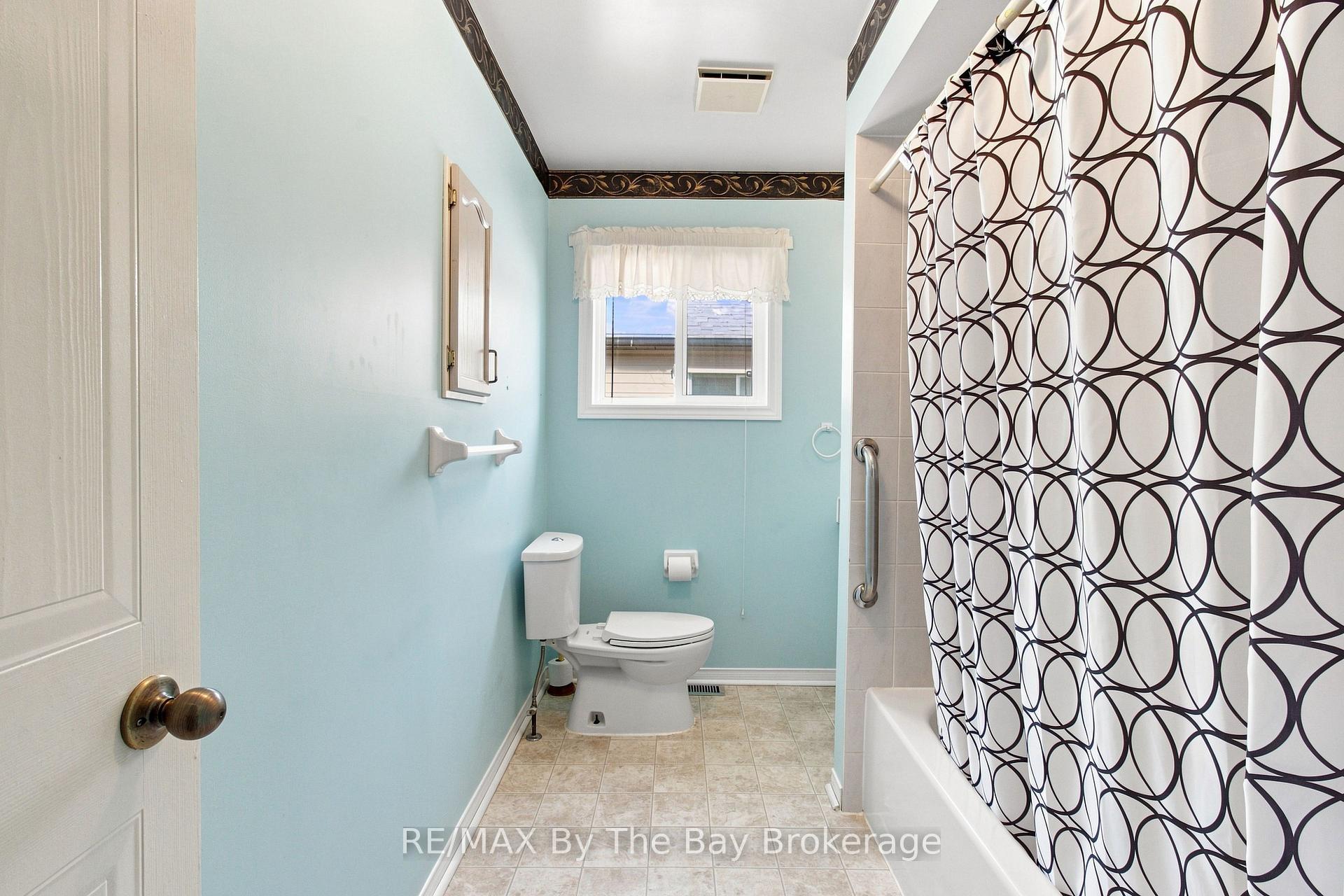 Photo 17 of 36 Harbour Crescent, Wasaga Beach — HOMEH