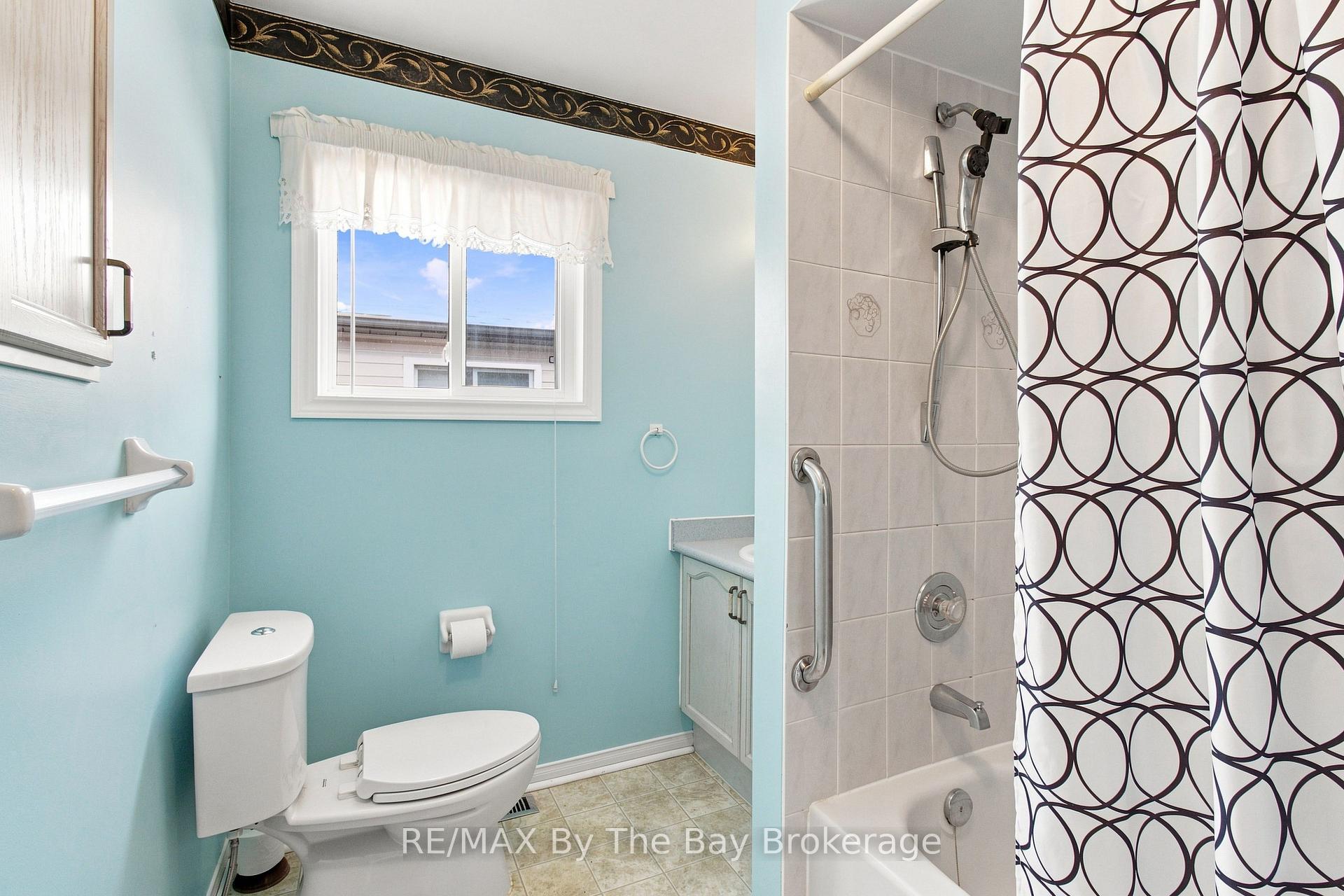 Photo 19 of 36 Harbour Crescent, Wasaga Beach — HOMEH