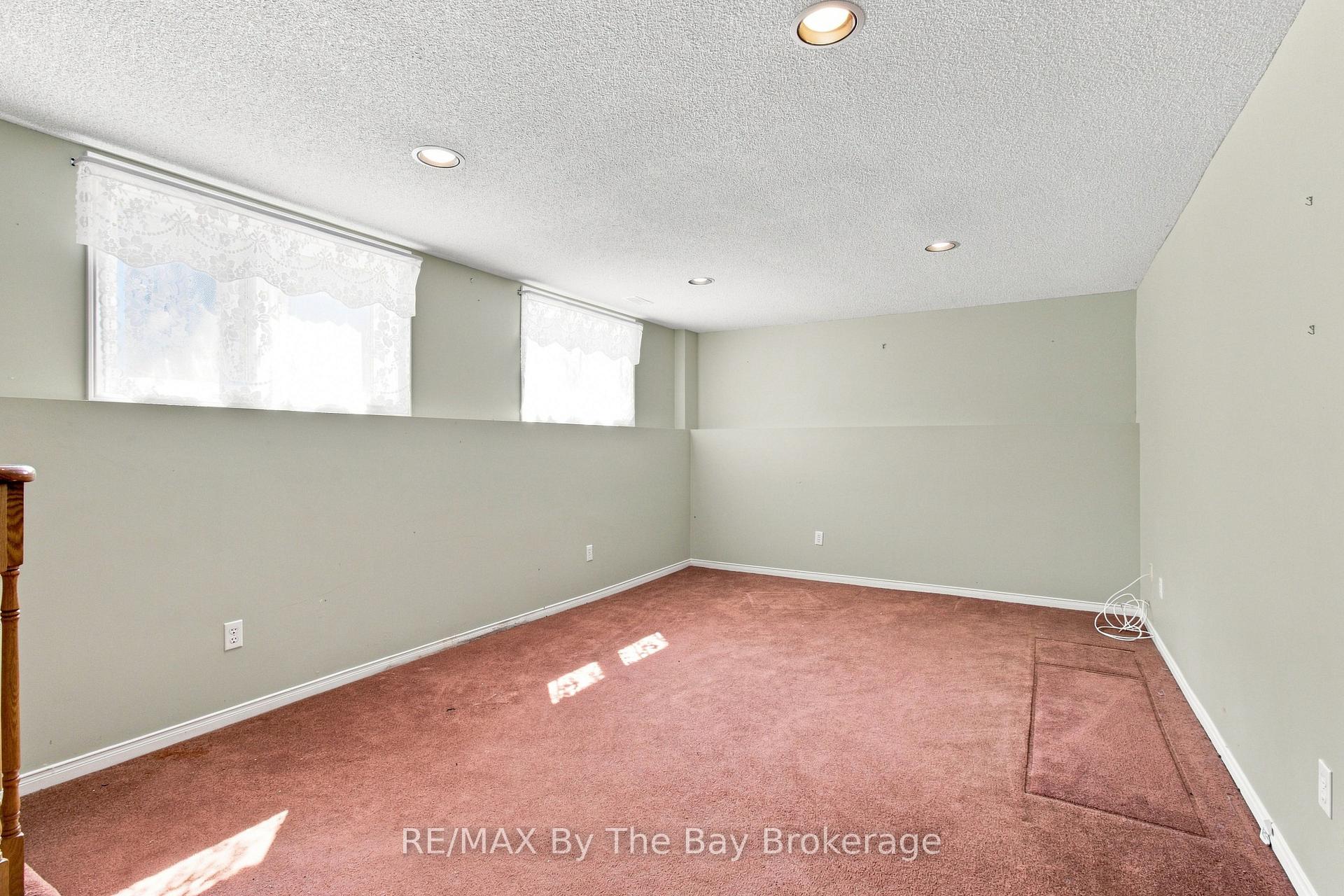 Photo 24 of 36 Harbour Crescent, Wasaga Beach — HOMEH