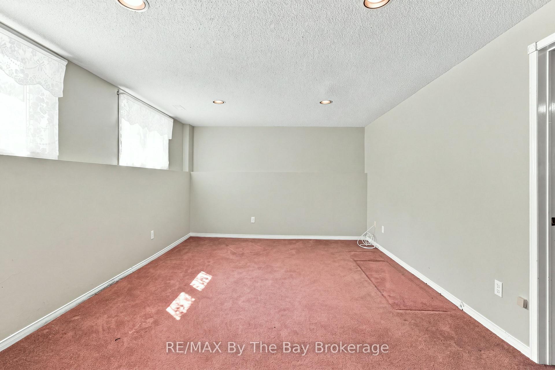 Photo 25 of 36 Harbour Crescent, Wasaga Beach — HOMEH