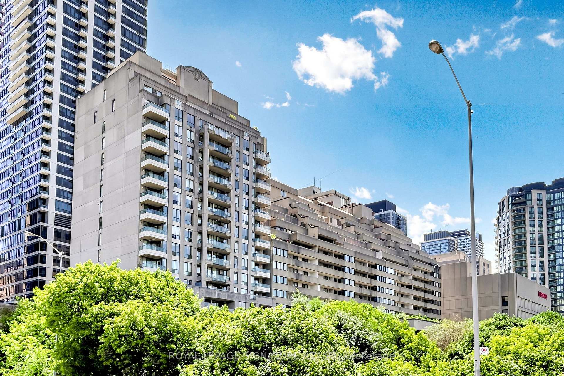 Front of Unit 1801, 388 Bloor Street E