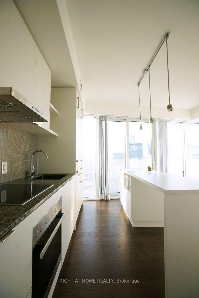 Photo 4 of Unit 5704, 100 Harbour Street, Toronto, Waterfront Communities — HOMEH