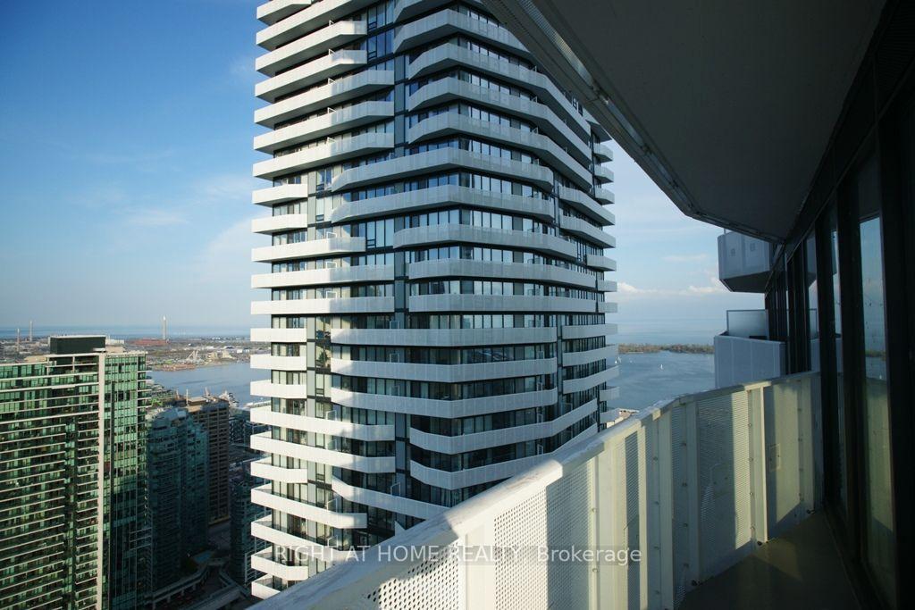 Photo 14 of Unit 5704, 100 Harbour Street, Toronto, Waterfront Communities — HOMEH