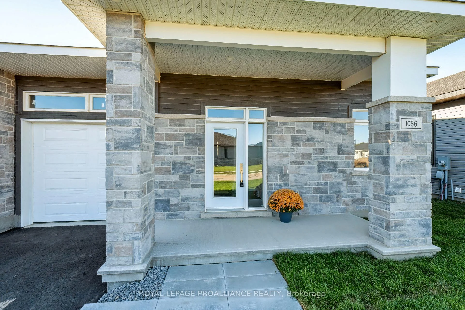 Photo 9 of 1086 Moore Street, Brockville, Brockville — HOMEH