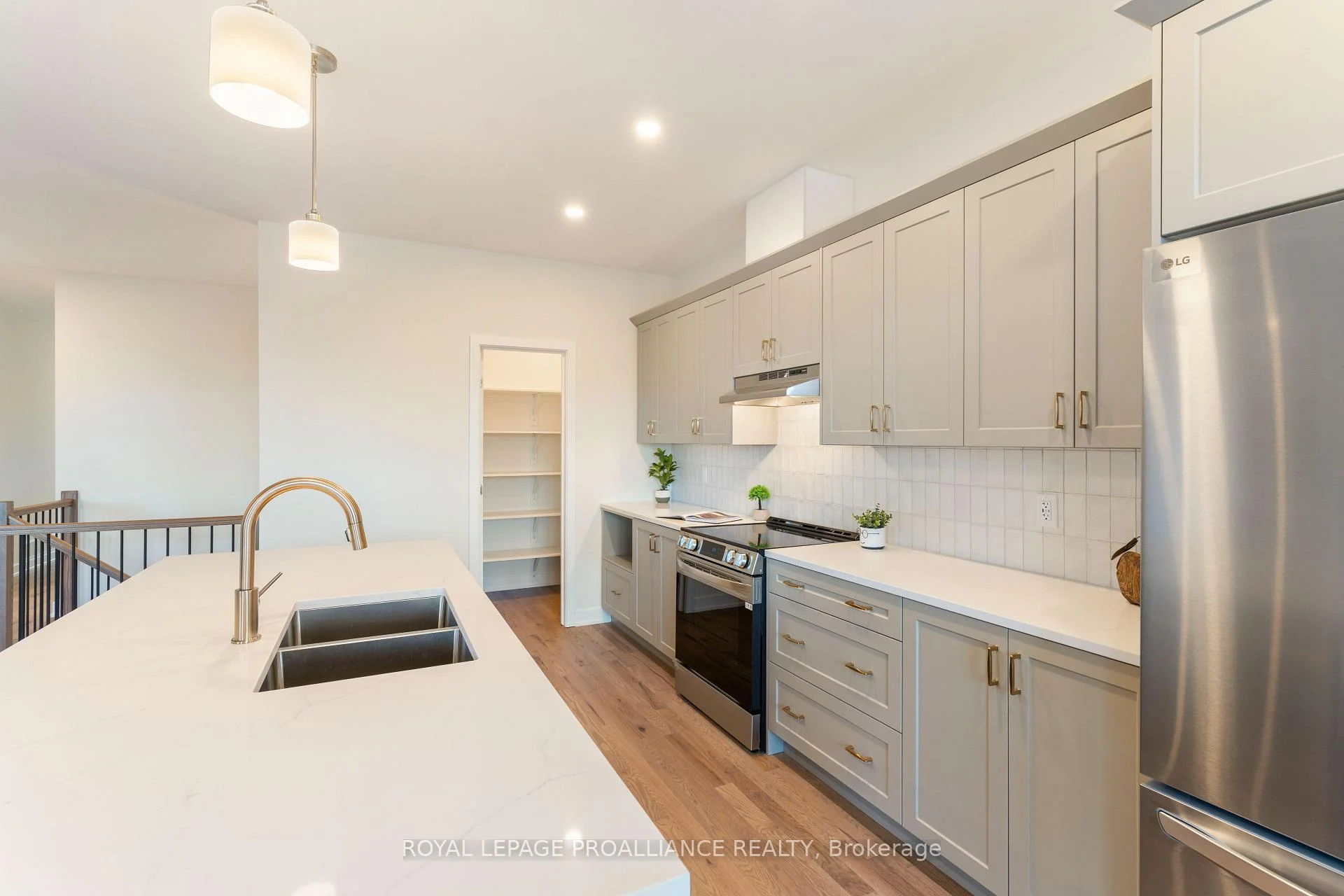 Photo 49 of 1086 Moore Street, Brockville, Brockville — HOMEH