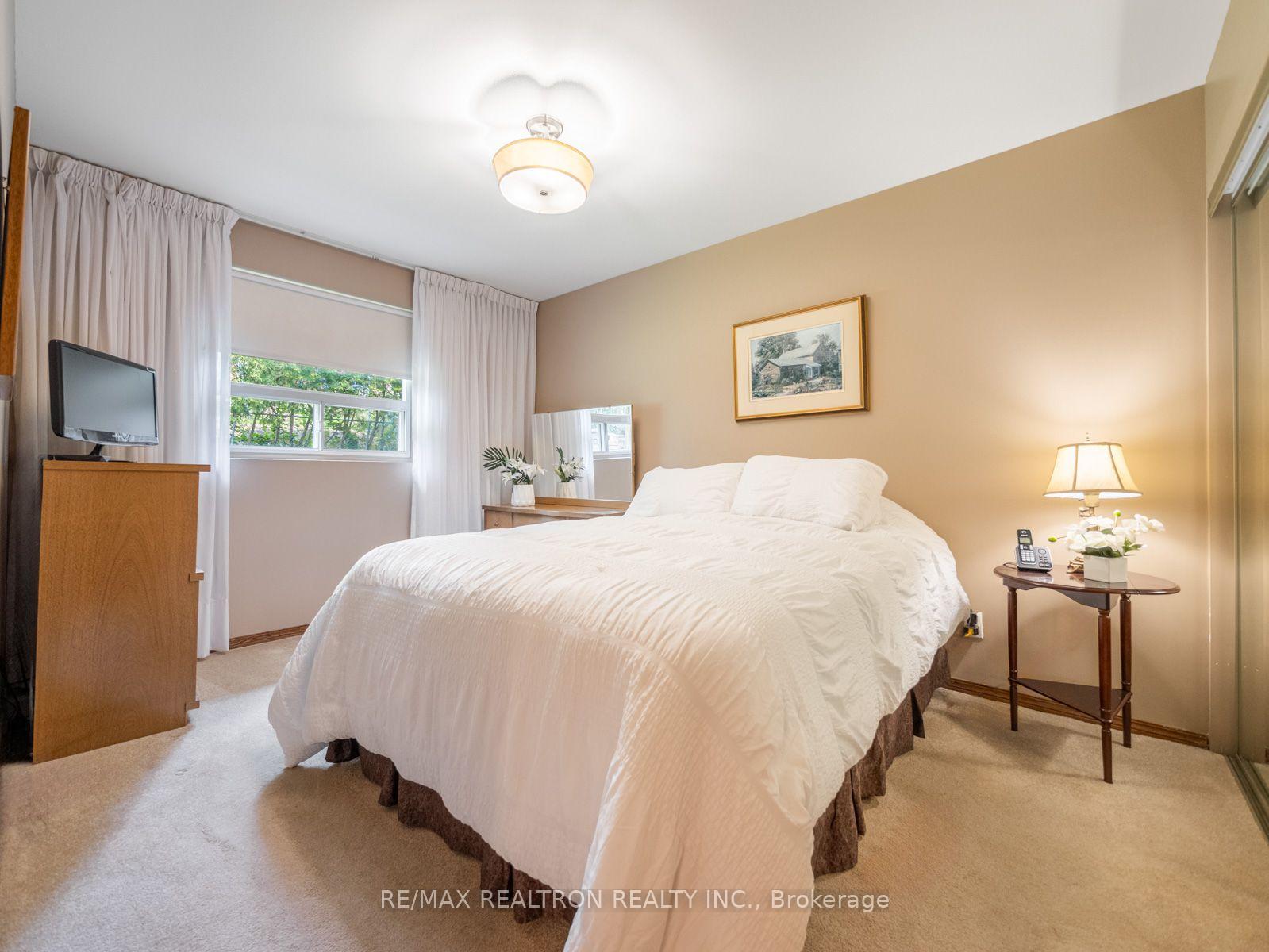 Photo 13 of 74 Threadneedle Crescent, North York, Hillcrest Village — HOMEH