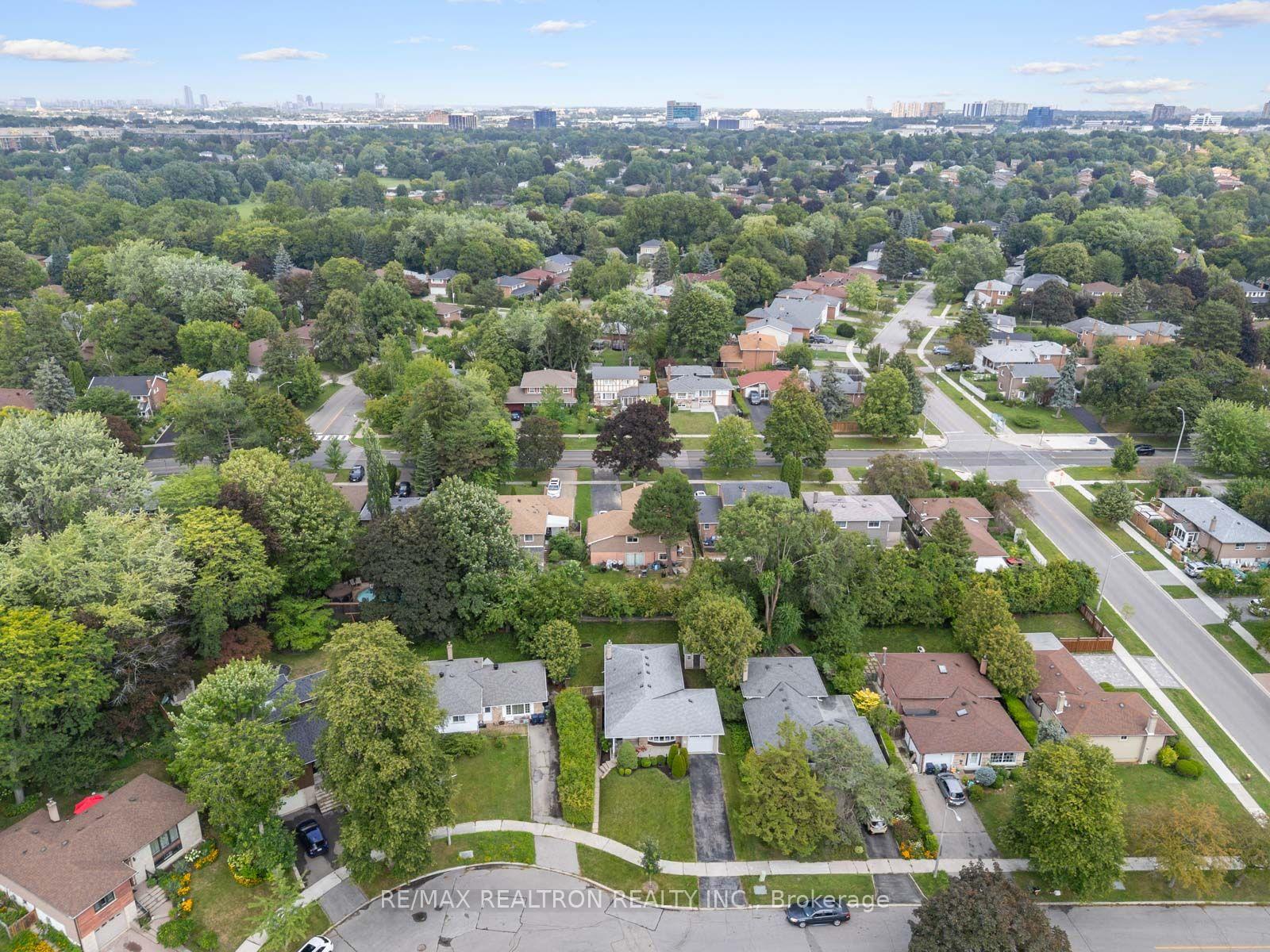 Photo 28 of 74 Threadneedle Crescent, North York, Hillcrest Village — HOMEH