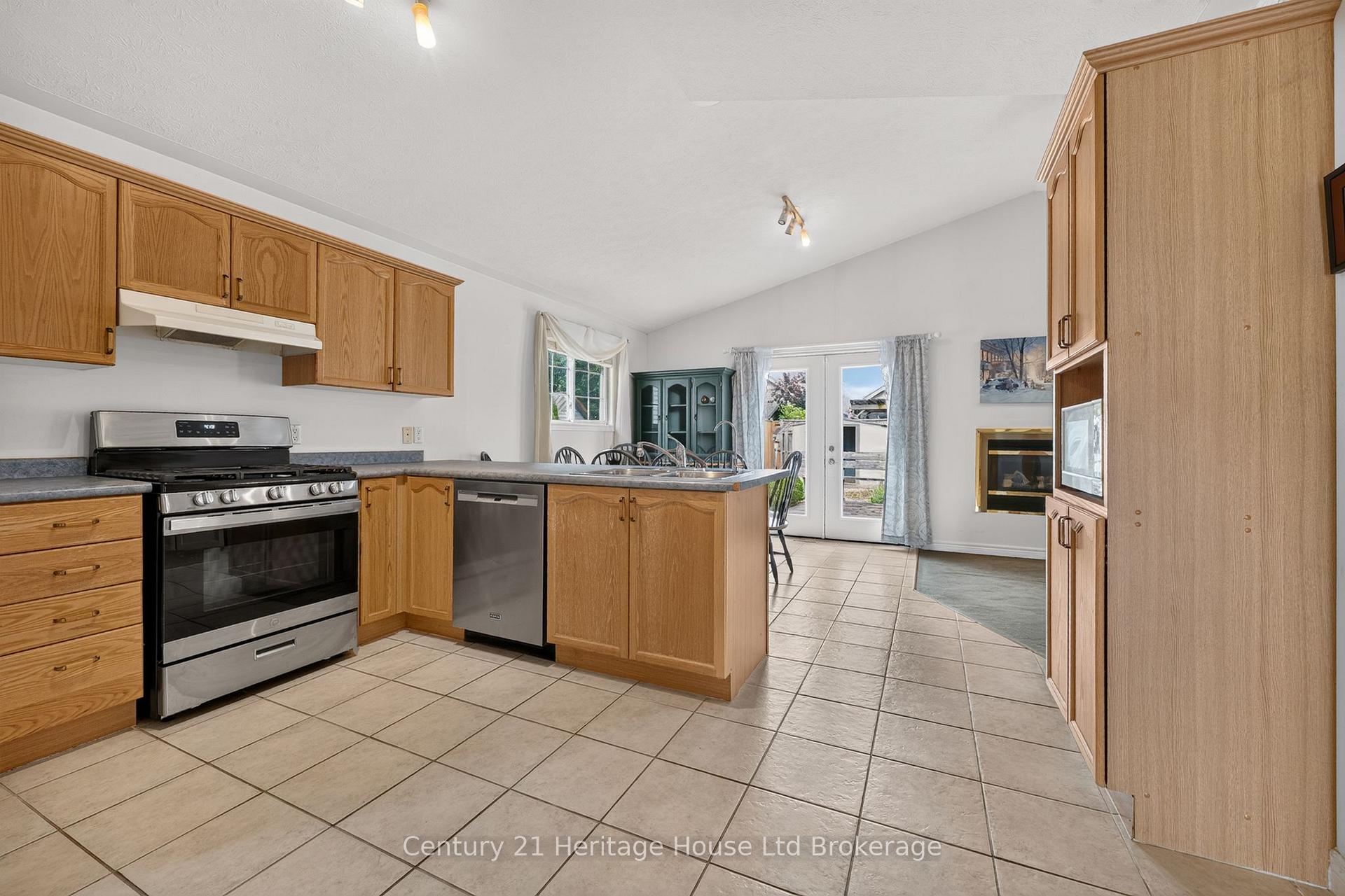Photo 3 of 26 Peach Street, Tillsonburg — HOMEH