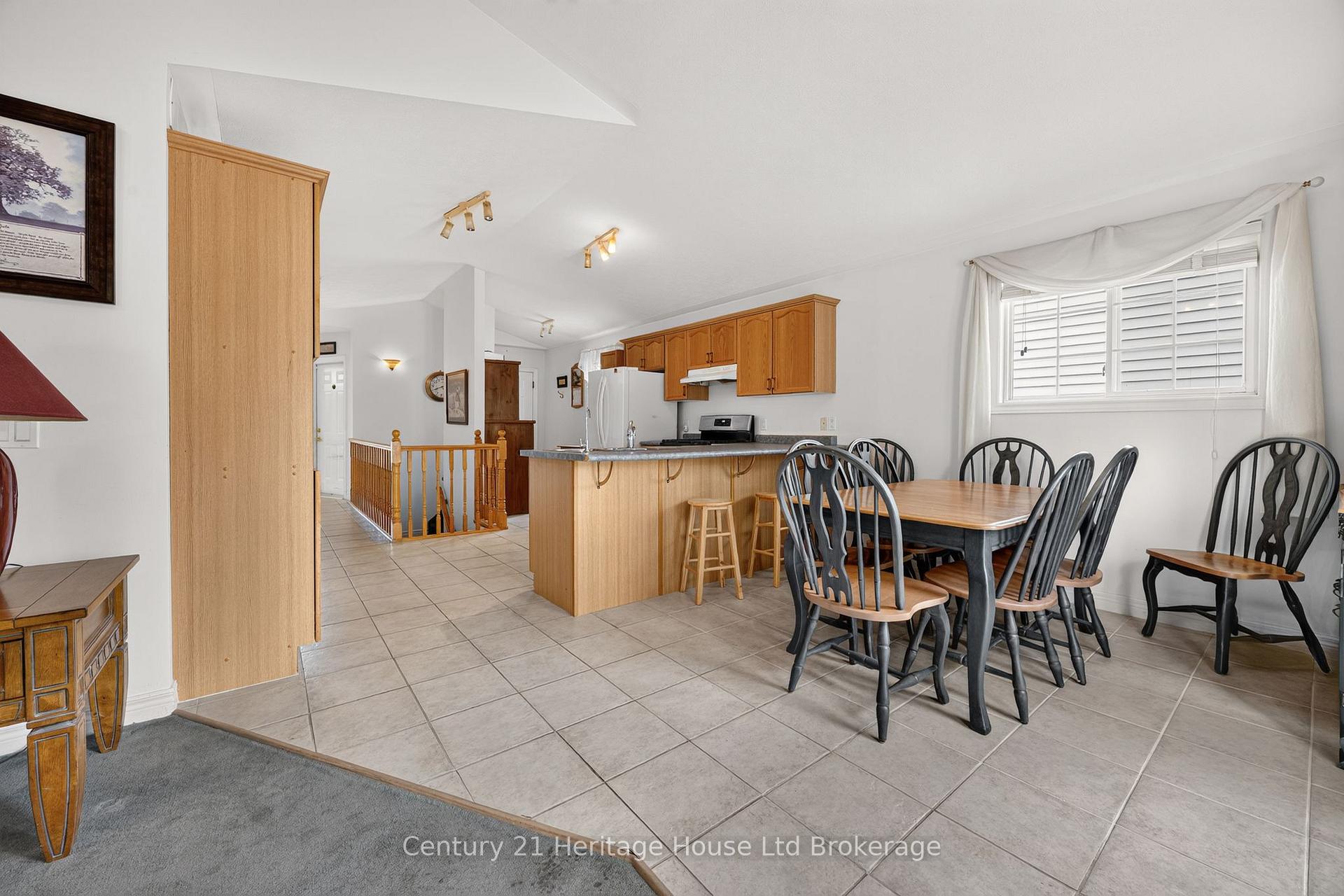 Photo 10 of 26 Peach Street, Tillsonburg — HOMEH