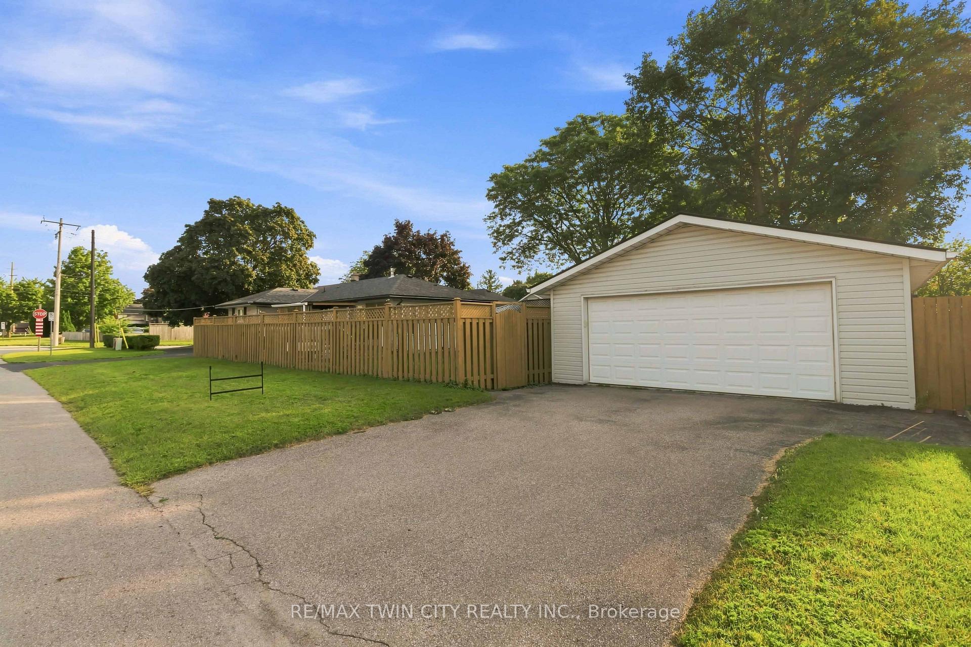 Photo 2 of 46 Fairview Drive, Brantford, Fairview/Greenbrier — HOMEH
