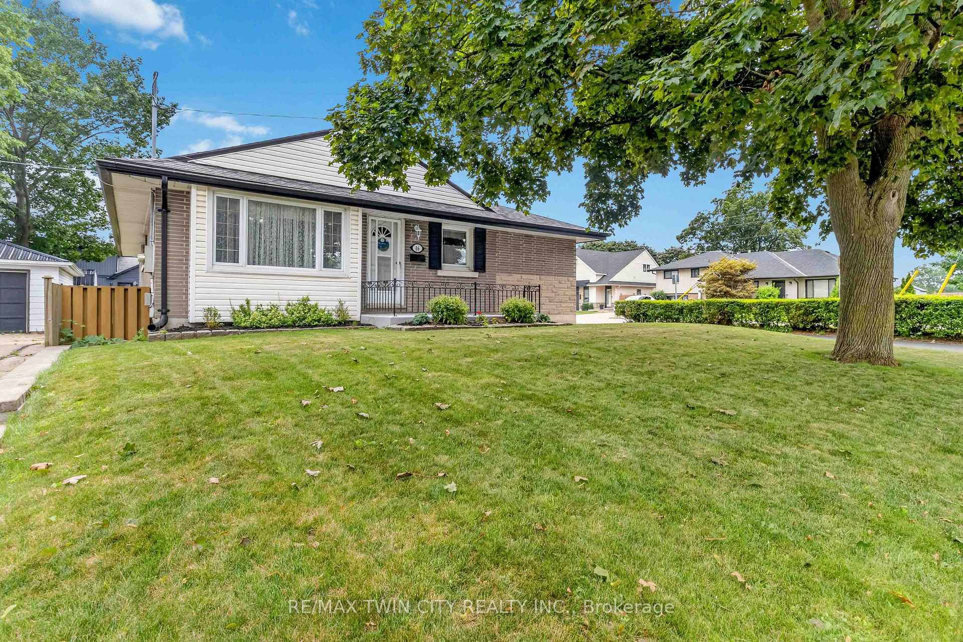 Photo 3 of 46 Fairview Drive, Brantford, Fairview/Greenbrier — HOMEH