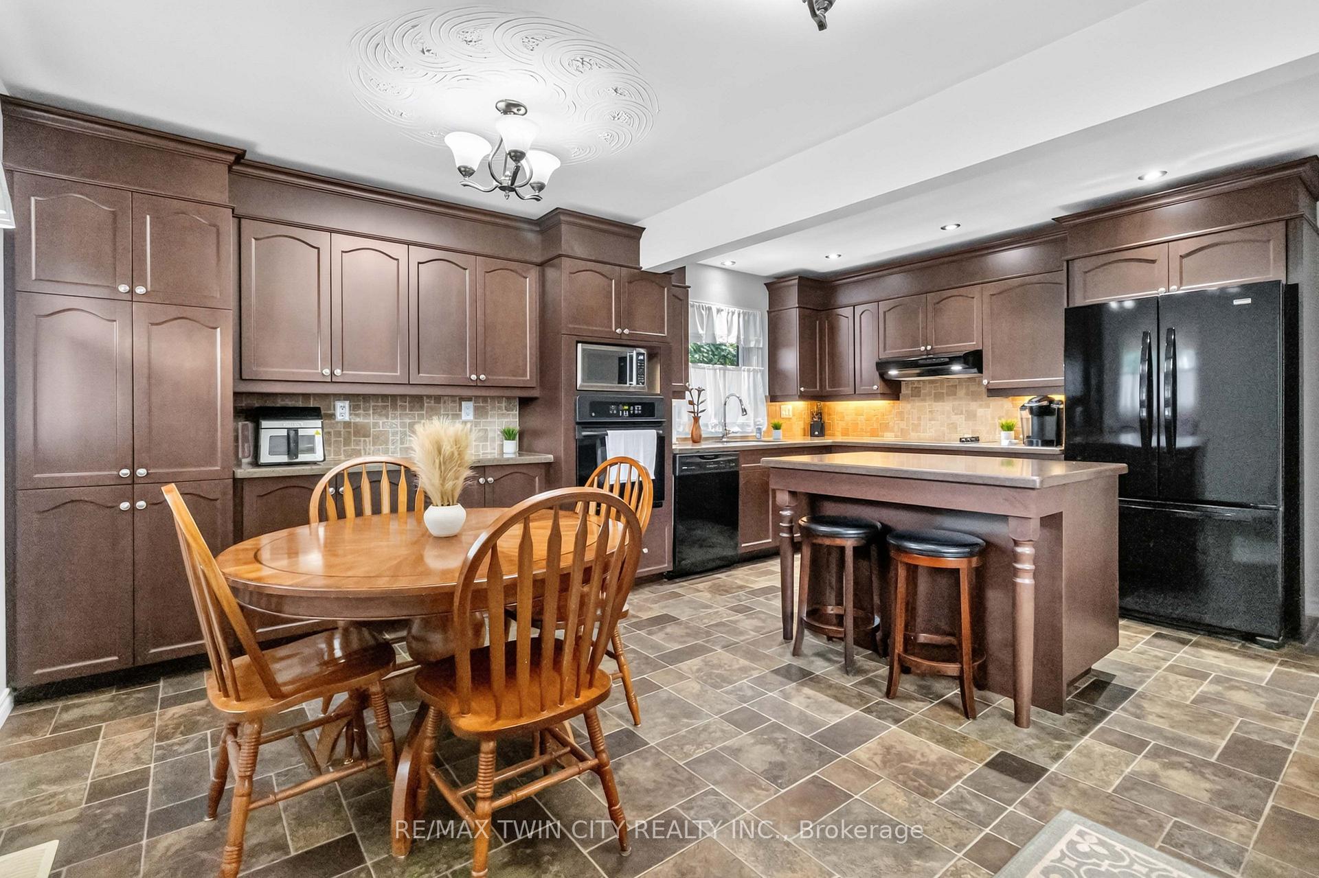 Photo 9 of 46 Fairview Drive, Brantford, Fairview/Greenbrier — HOMEH