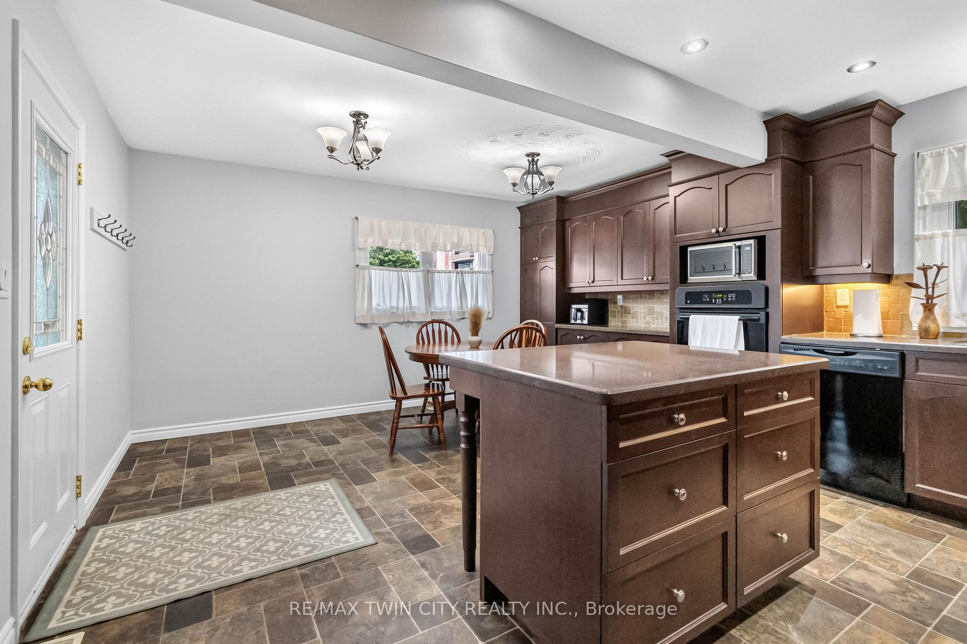 Photo 10 of 46 Fairview Drive, Brantford, Fairview/Greenbrier — HOMEH