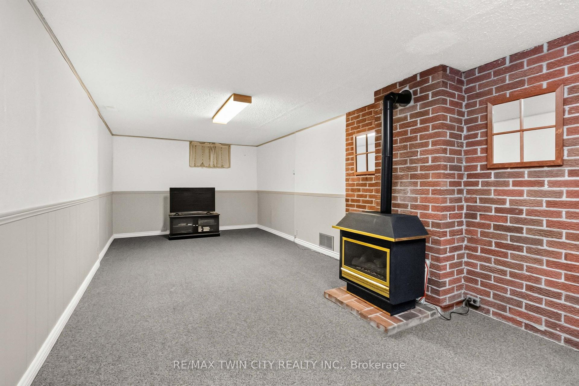 Photo 23 of 46 Fairview Drive, Brantford, Fairview/Greenbrier — HOMEH